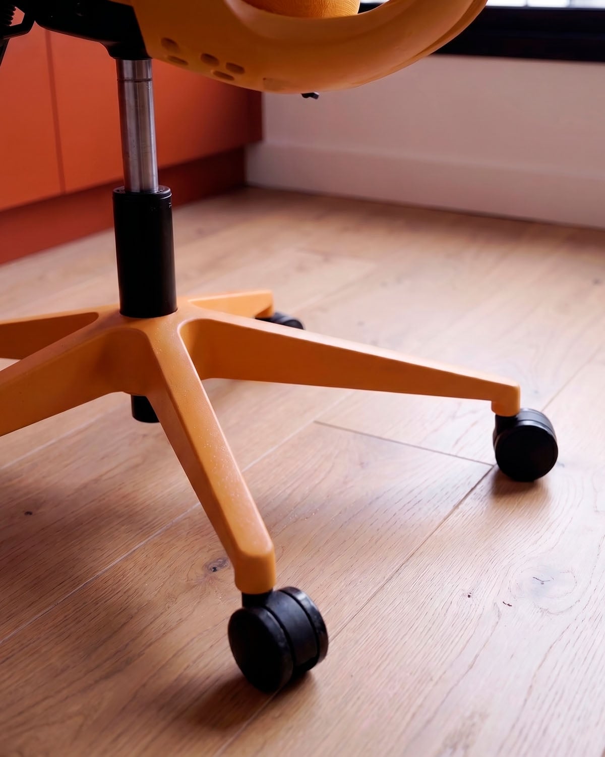 Chaise de bureau réglable avec accoudoirs Hedara, image de la gelerie 3