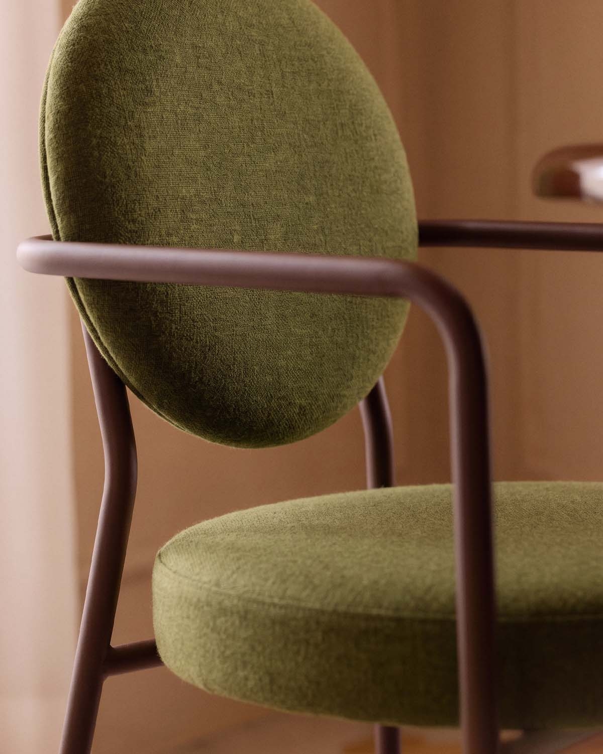 Chaise de salle à manger avec accoudoirs en métal et tissu Polke, image de la gelerie 3