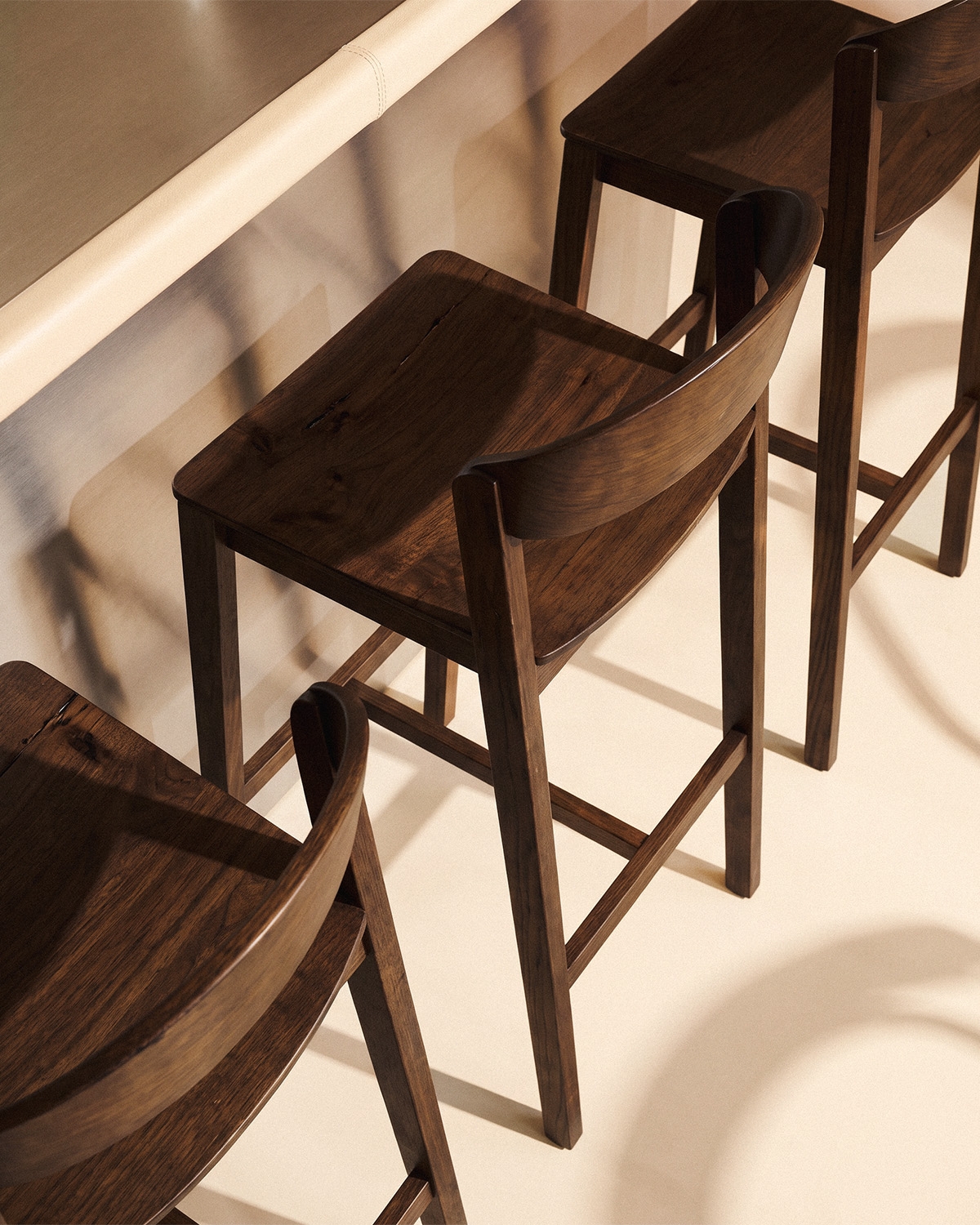 Tabouret de bar 65 cm en bois de chêne Laly, image de la gelerie 3
