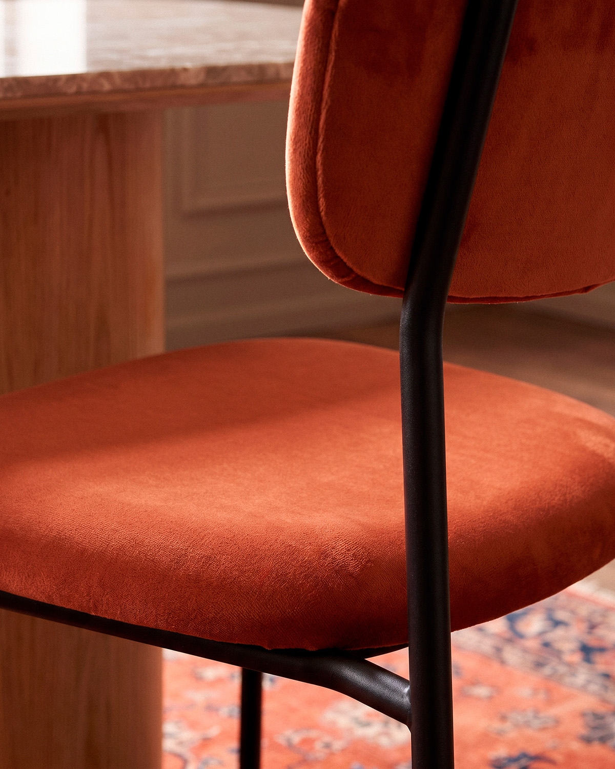 Chaise de salle à manger en métal et velours Morgan, image de la gelerie 3