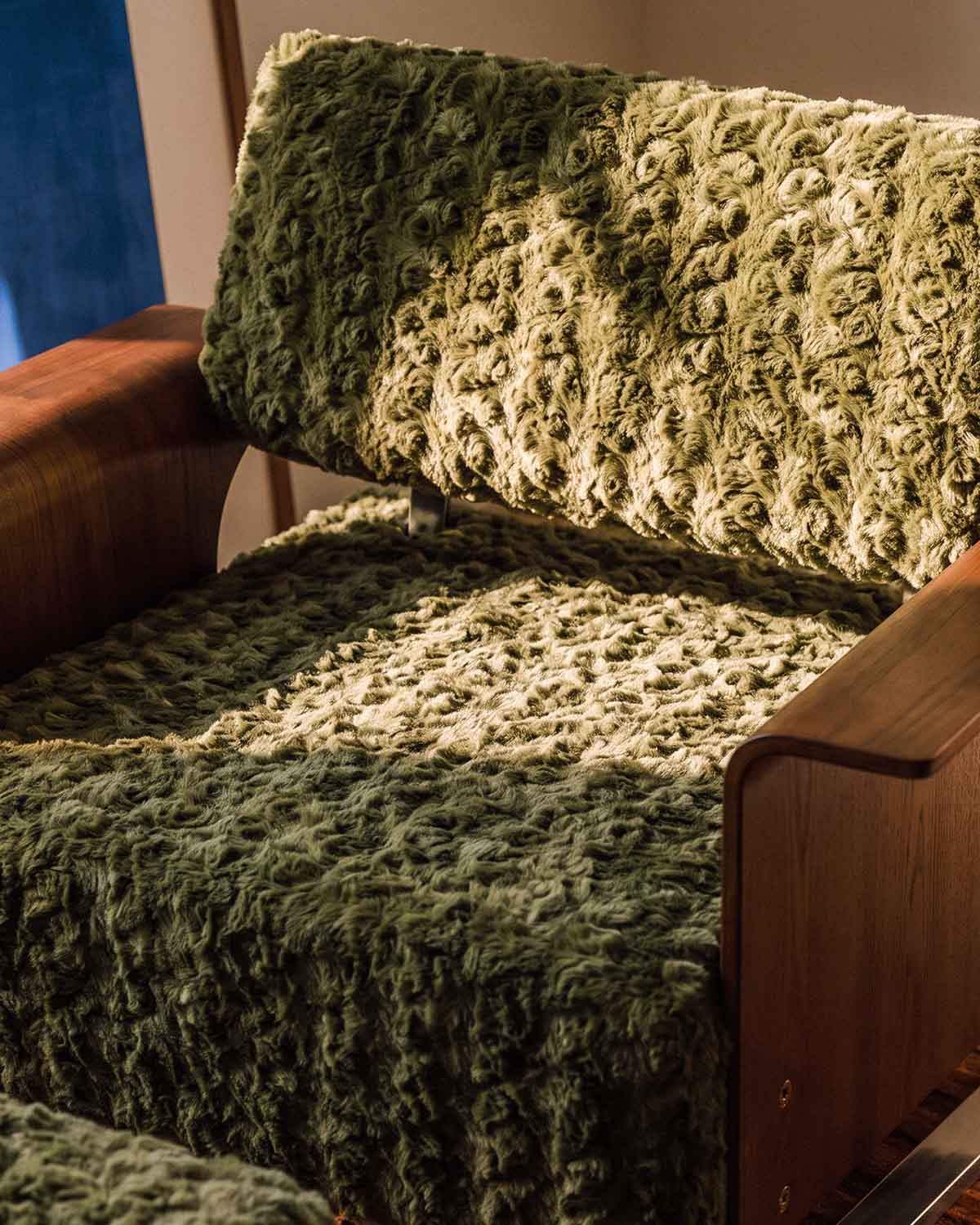 Fauteuil inclinable avec repose-pieds en tissu et bois 70s Furry, image de la gelerie 3