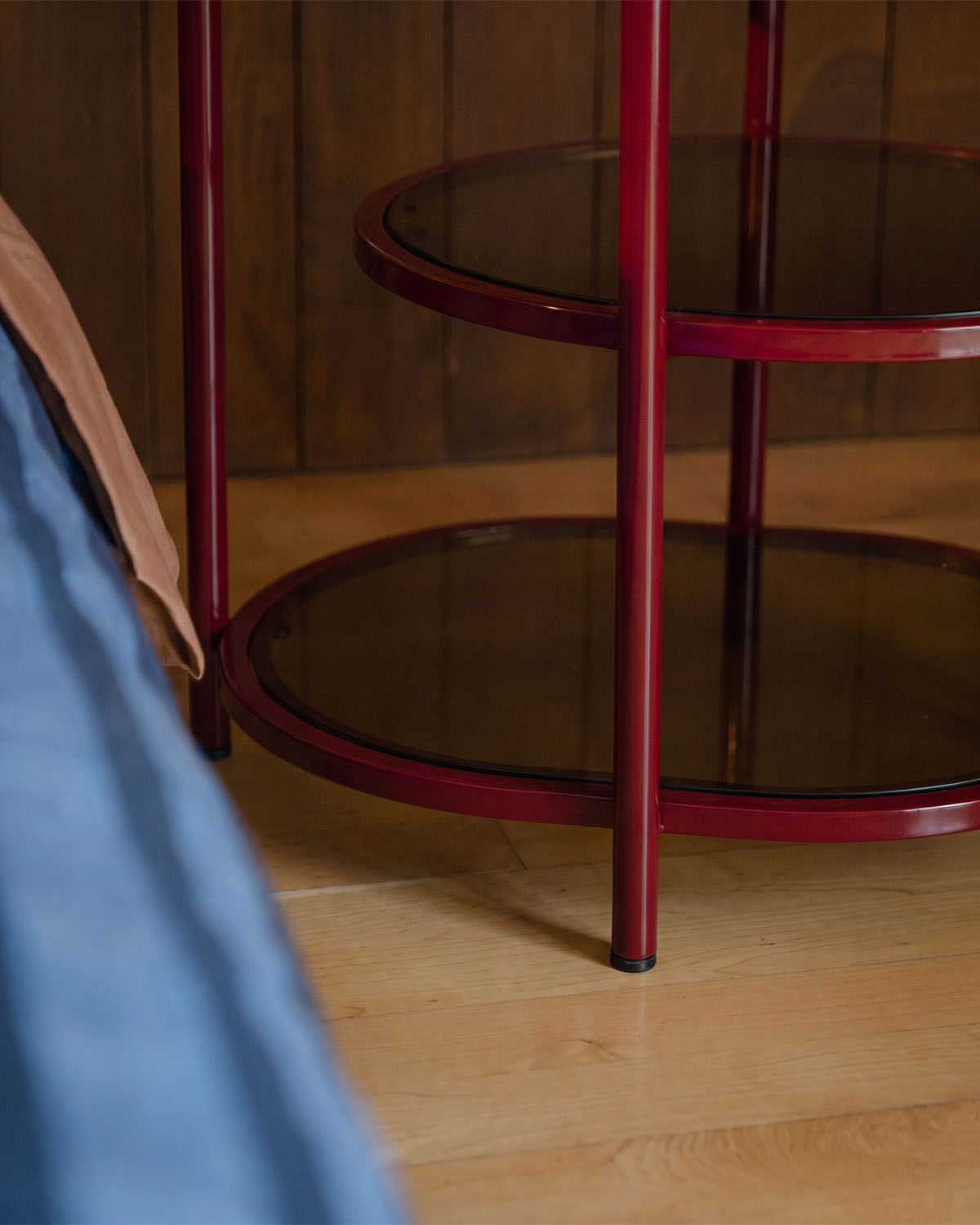 Table de chevet ovale 50x40 cm en métal et verre trempé par Yerry, image de la gelerie 3
