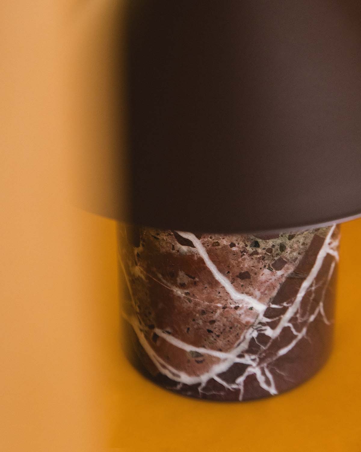 Lampe de table LED sans fil en marbre et métal Obely, image de la gelerie 3