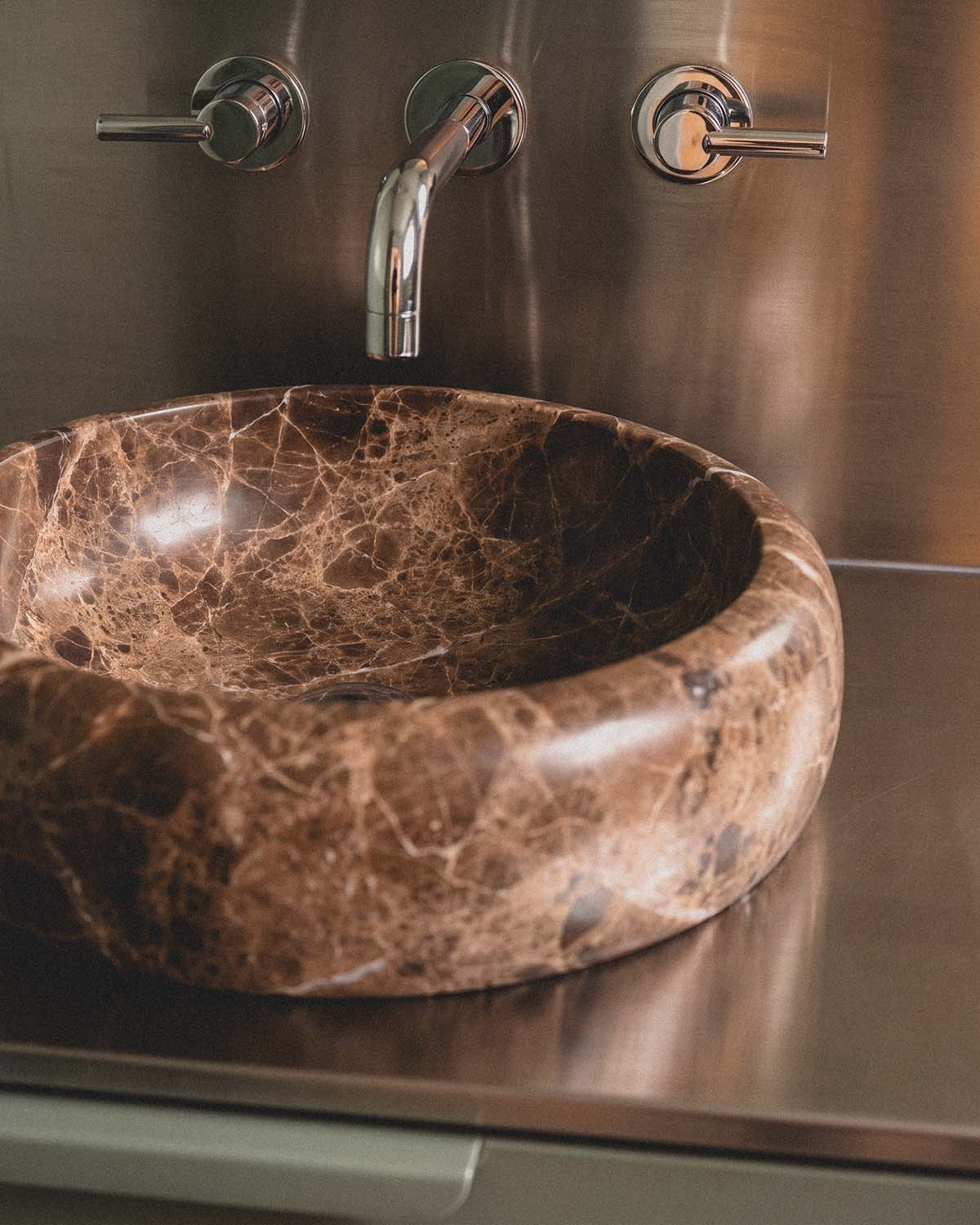 Lavabo rond Ø42 cm en marbre Saskia, image de la gelerie 3