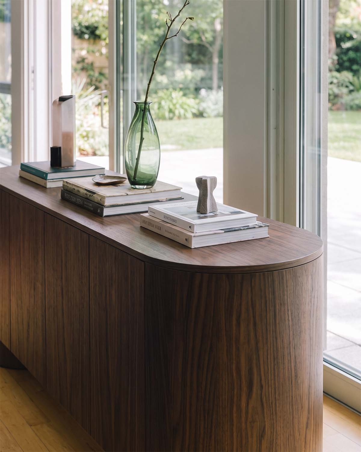 Buffet bas avec 2 tiroirs en bois Theda , image de la gelerie 3