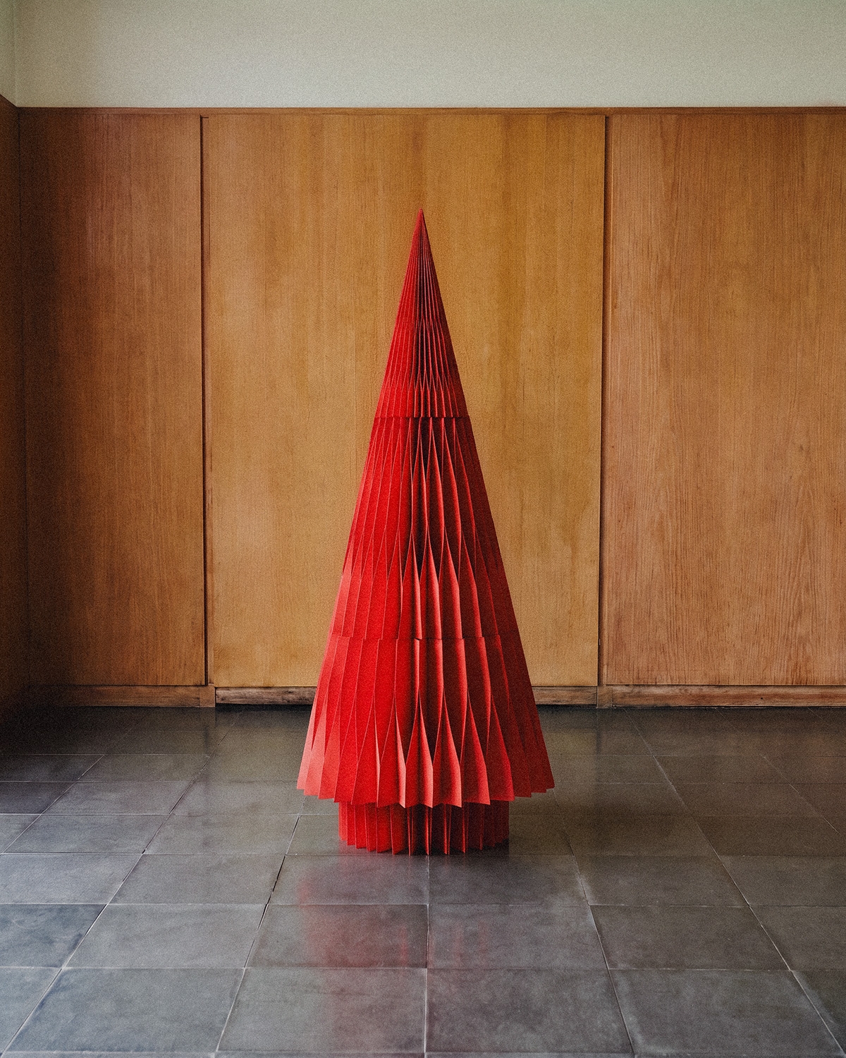 Sapin de noël ↑ 210 cm en papier Krishna, image de la gelerie 2