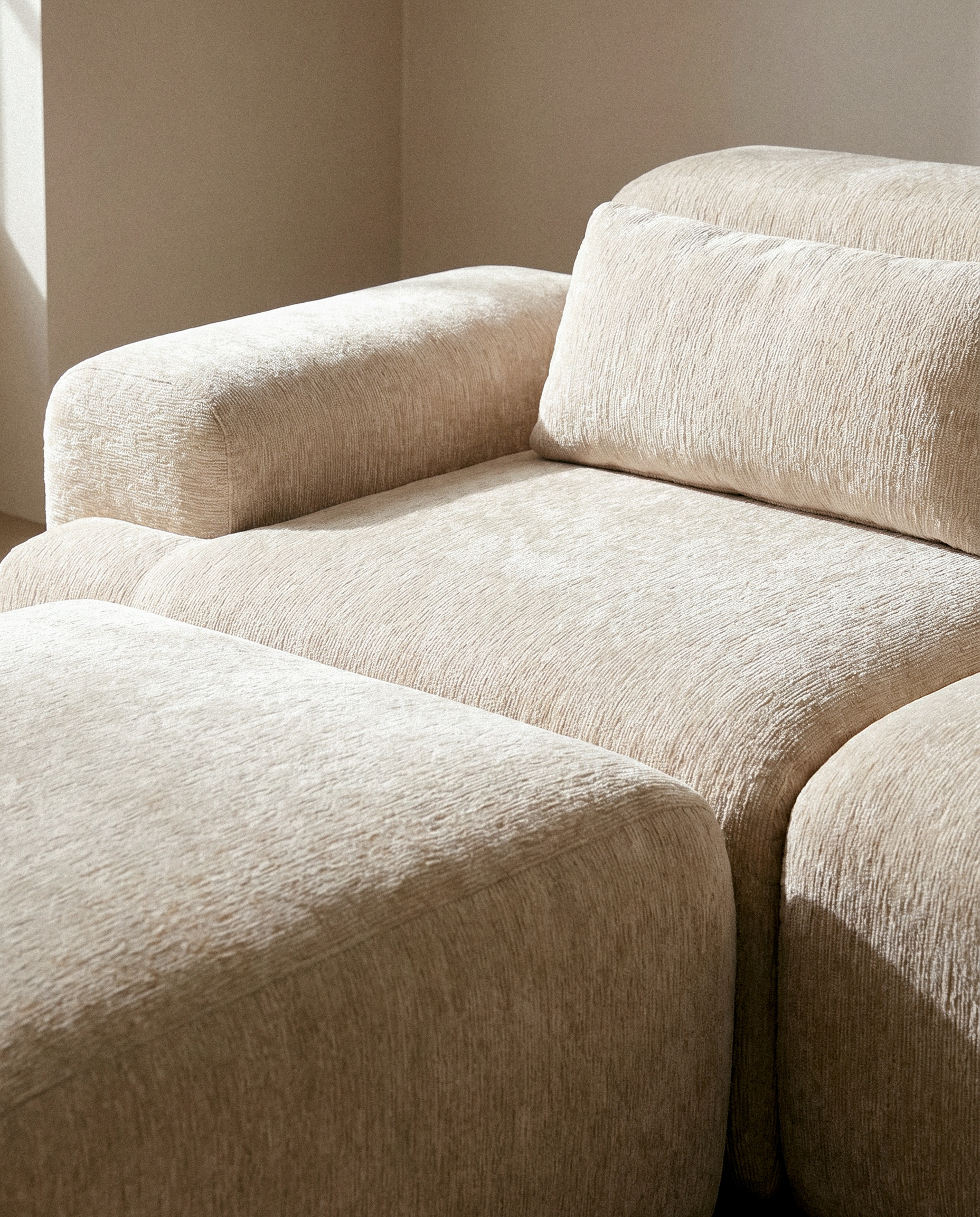 Canapé modulaire 3 pièces sous vide avec 2 modules d'angle, module central et module pouf en tissu Rhys, image de la gelerie 3