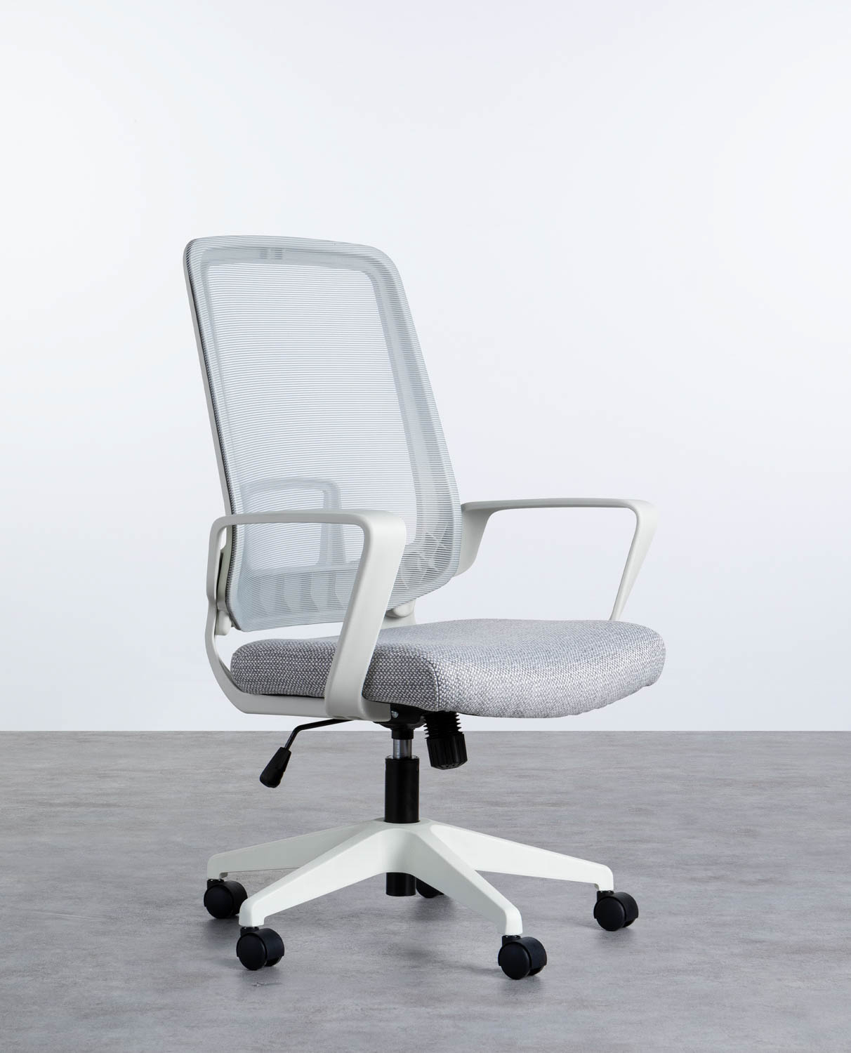 Comoda per questa sedia da ufficio ergonomica in tessuto nero