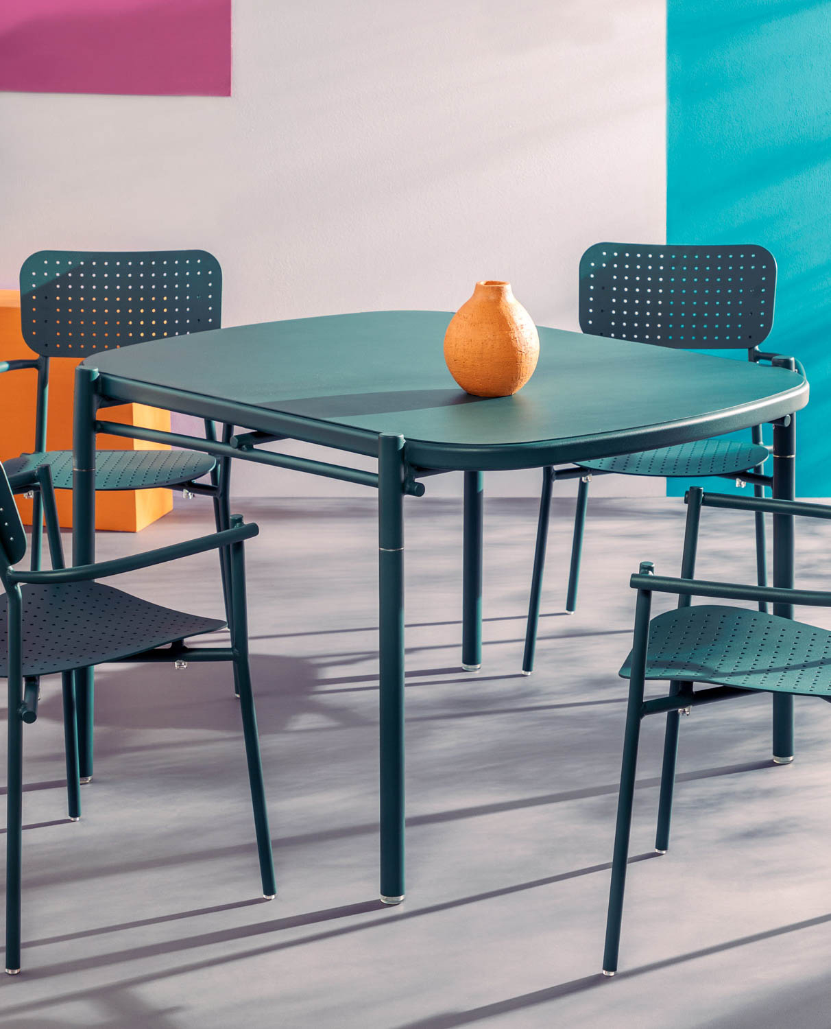 Set da Esterni di un Tavolo (119x104 cm) e 4 Sedie con Braccioli in Aluminio Keri , immagine della galleria 2