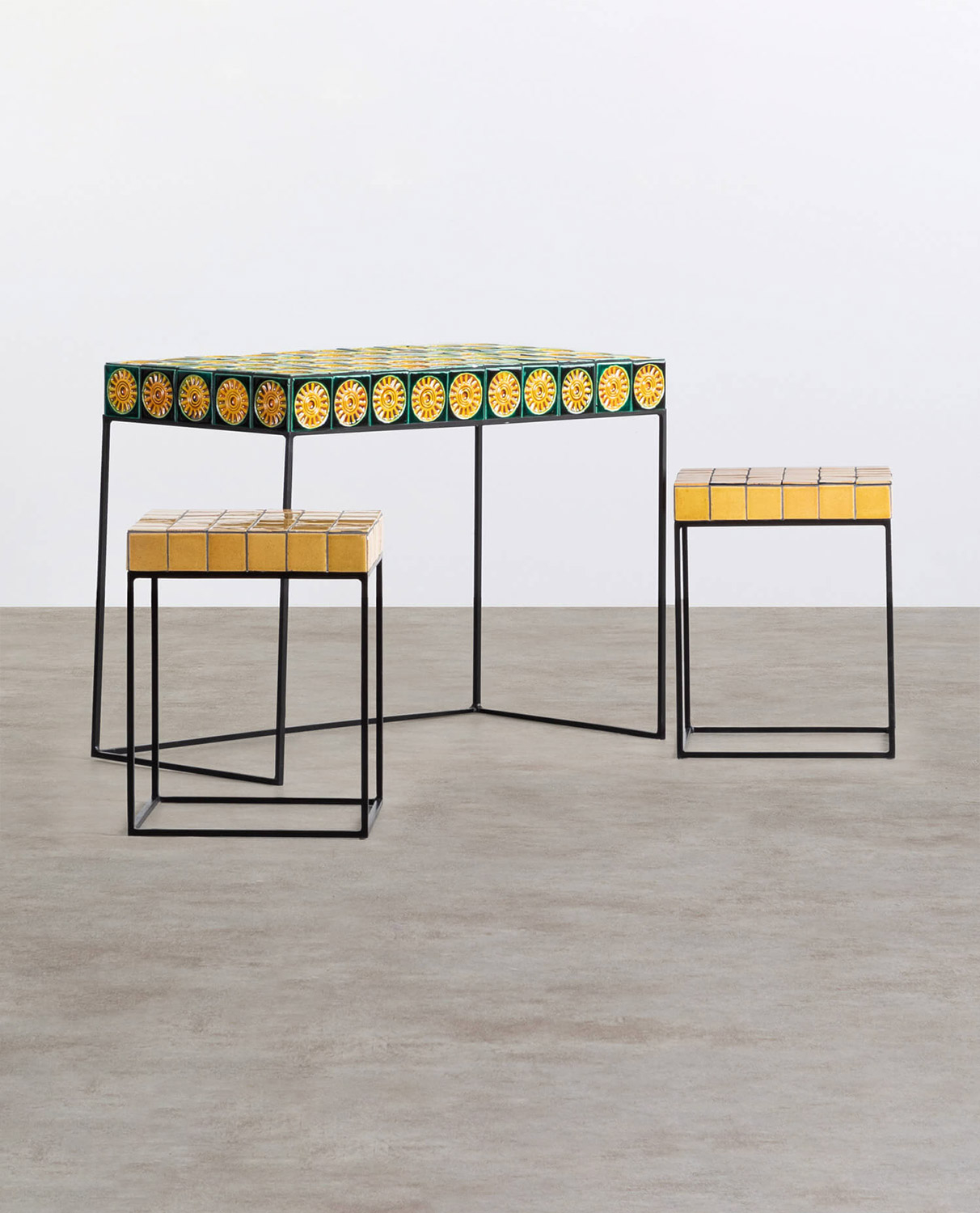 Set di 3 Tavolini Nido Ausiliari in Metallo e Piastrelle Flicka, immagine della galleria 1