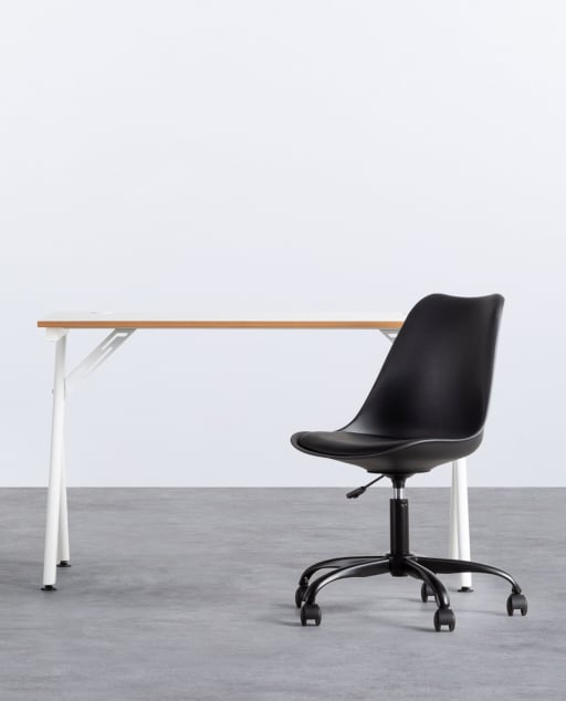Design moderno per ufficio con comoda sedia portatile su scrivania in legno  generata dall'intelligenza artificiale