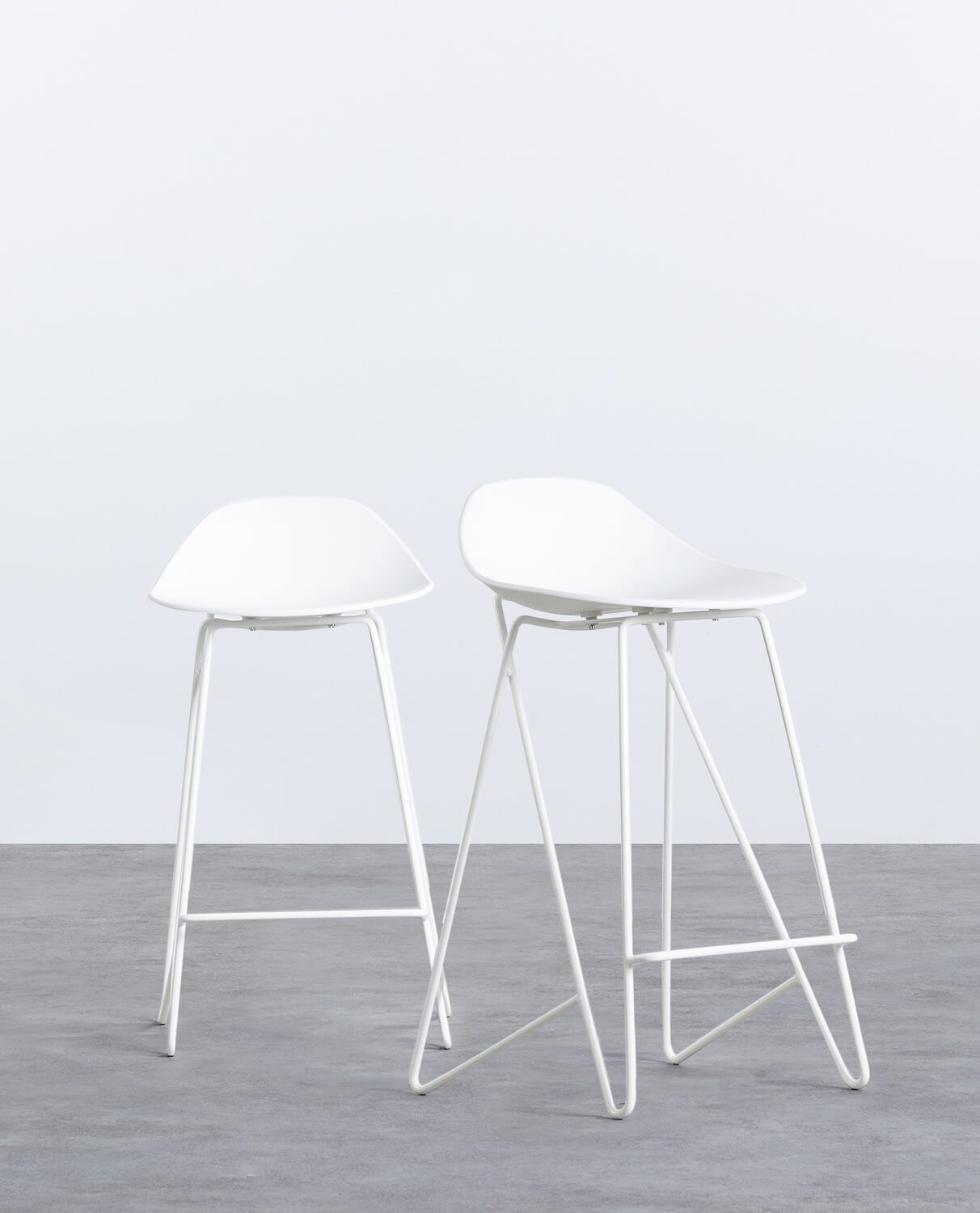 Set 2 sgabelli in polipropilene bianco con gambe in metallo effetto legno -  Donald