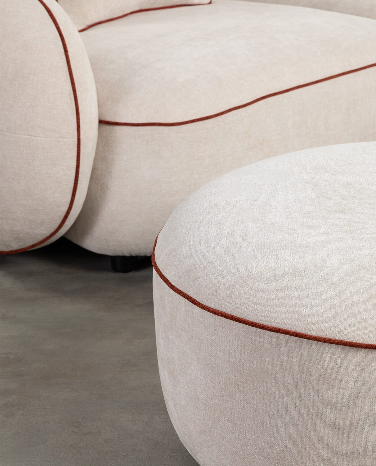 Divano Angolare Modulare in 2 Pezzi con Chaise Longue e Pouf Rotondo in Tessuto Ilham, immagine della galleria 2