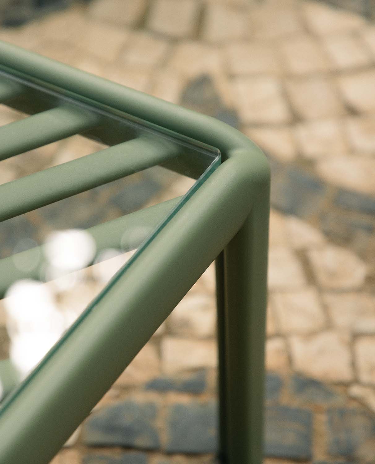 Set da Giardino con Divano a 2 Posti, 2 Poltrone e Tavolino da Caffè in Vetro Temperato e Polipropilene Meivy, immagine della galleria 7