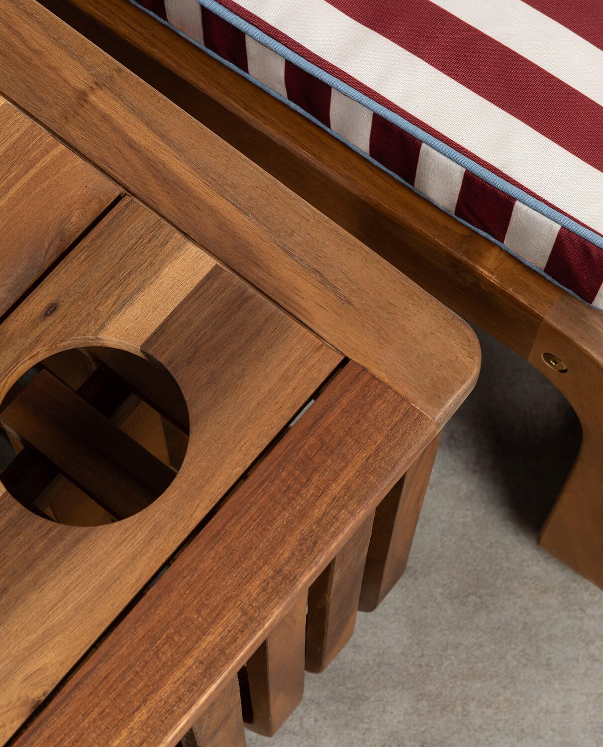 Lettino e Tavolino Ausiliario in Legno di Acacia Hazan, immagine della galleria 2