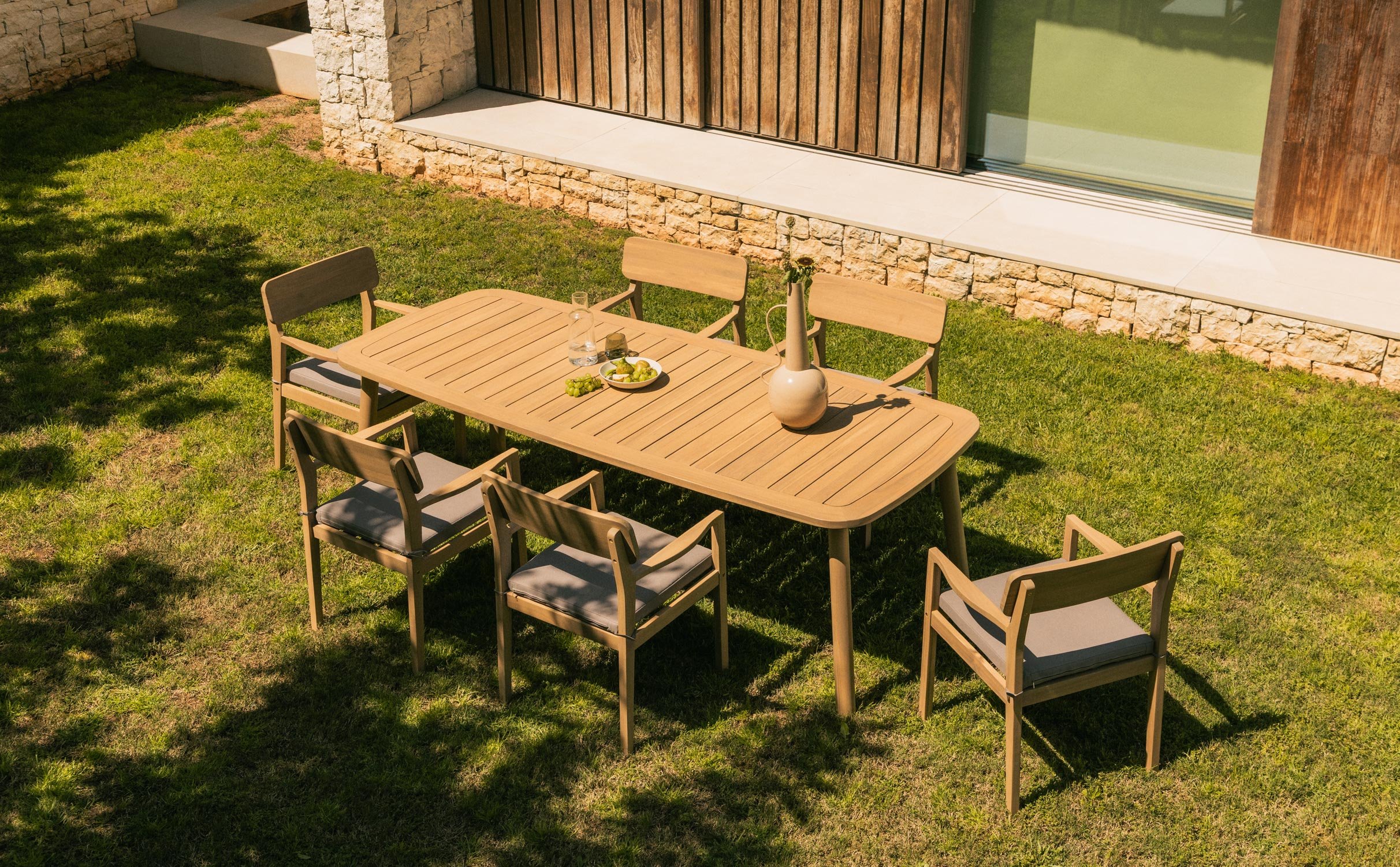 Tavolo da Giardino Rettangolare (240x100 cm) in Legno di Acacia e 6 Sedie con Braccioli Marla, immagine della galleria 1