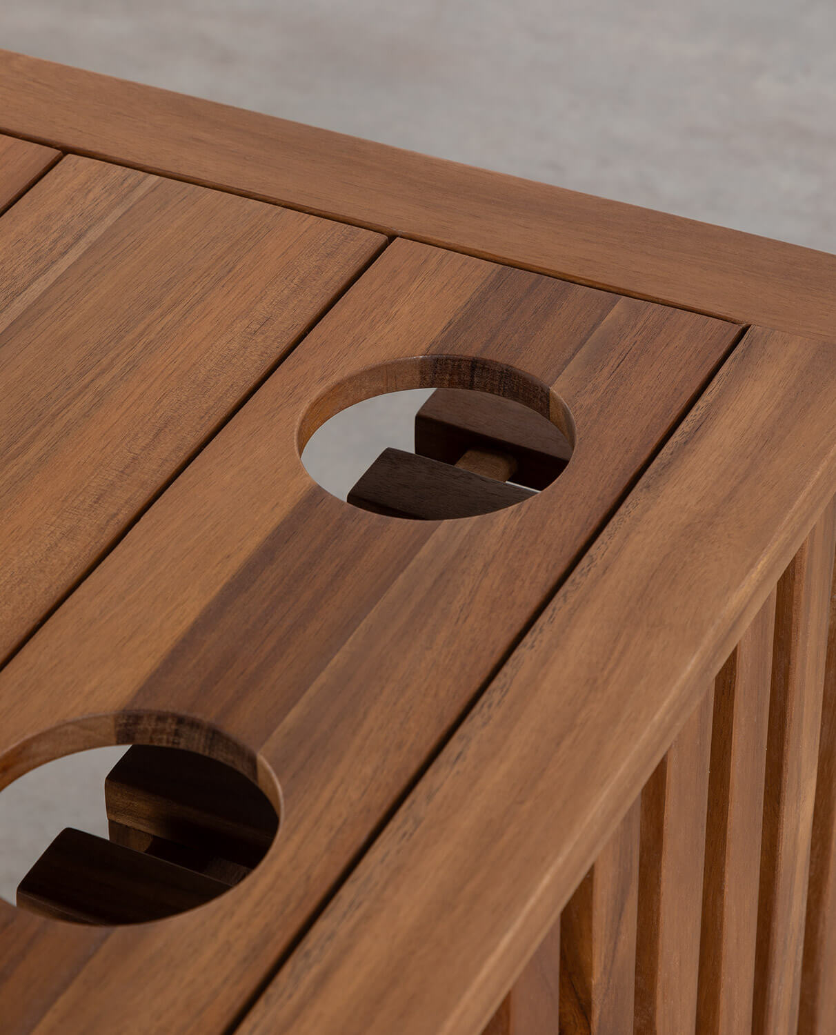 Pack 2 Lettini Prendisole e Tavolino in Legno di Acacia Hazan, immagine della galleria 2