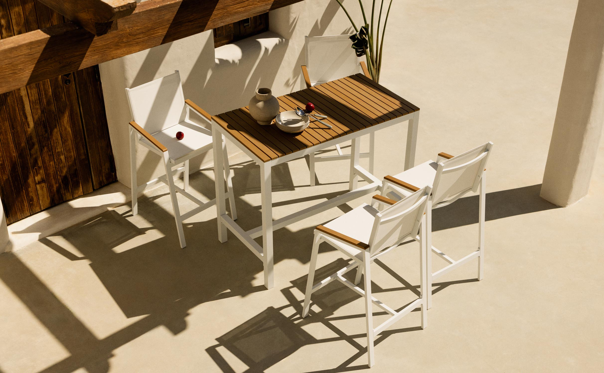Set di Tavolo Alto e 4 Sgabelli Alti da Esterno in Alluminio Korce, immagine della galleria 1