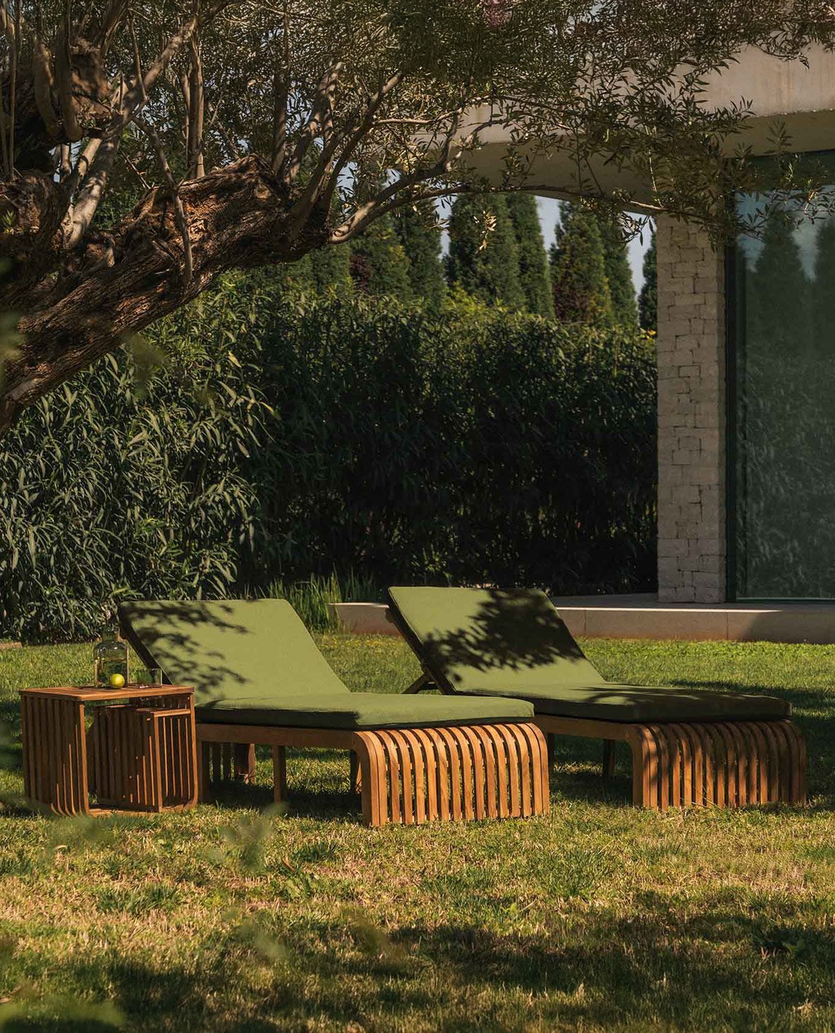 Pack 2 Lettini Prendisole e Tavolino in Legno di Acacia Hazan, immagine della galleria 2