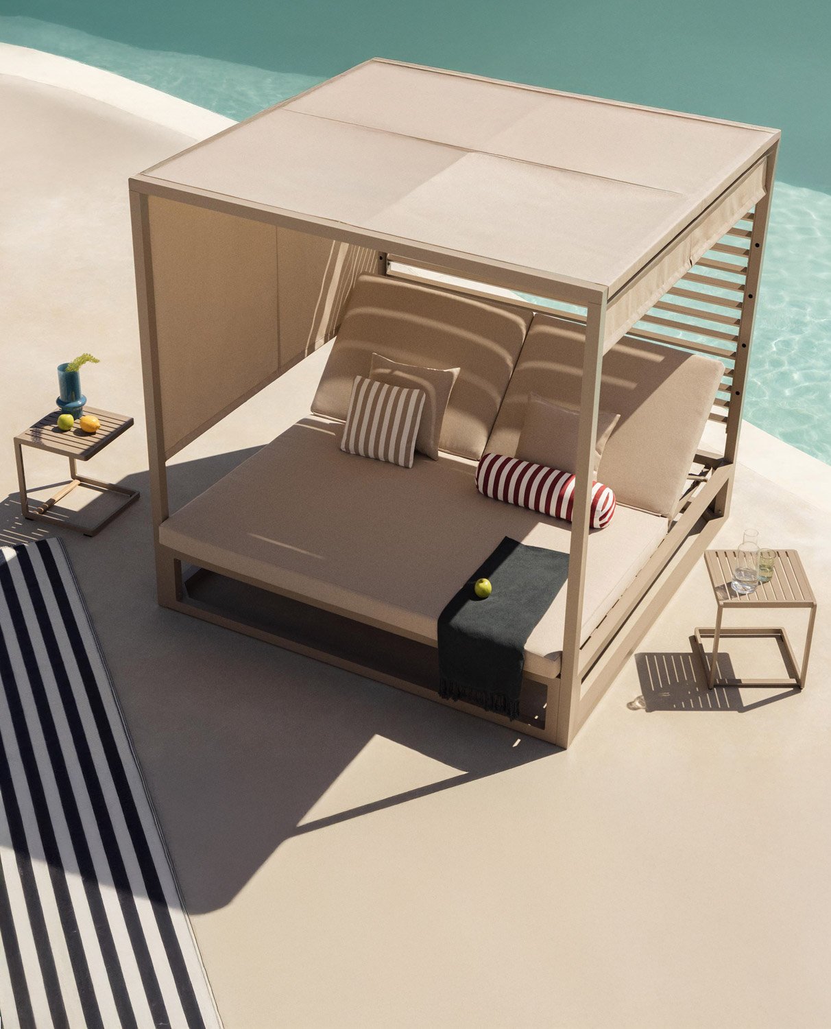 Letto Balinese Reclinabile Mersia e 2 Tavolini Laterali in Alluminio Kreta Colours, immagine della galleria 2
