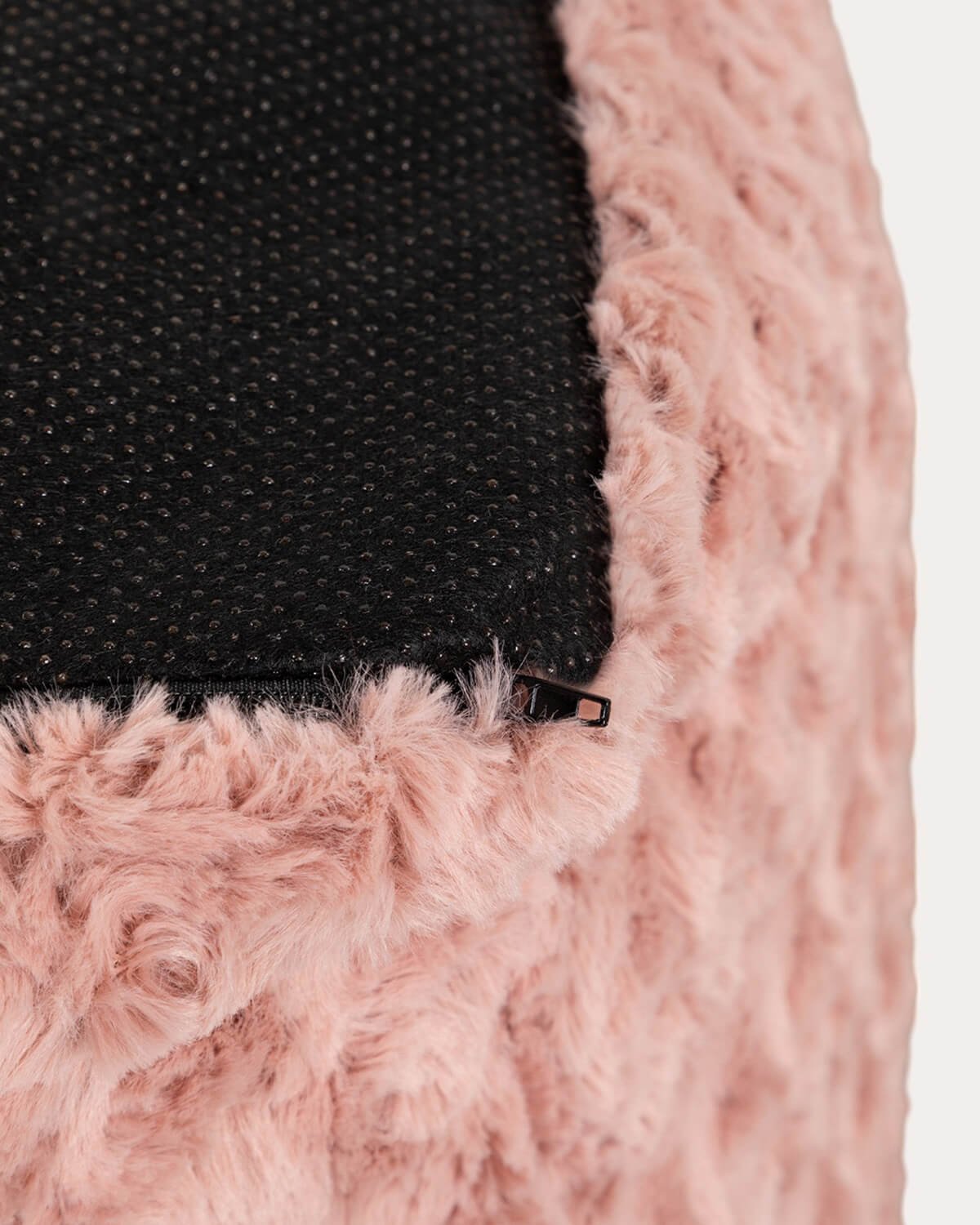 Puff in Tessuto Quadrato Sulli Furry, immagine della galleria 4