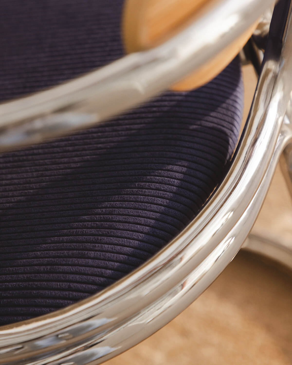 Sedia da Pranzo in Velluto a Coste Spesso e Legno con Braccioli Teba, immagine della galleria 3