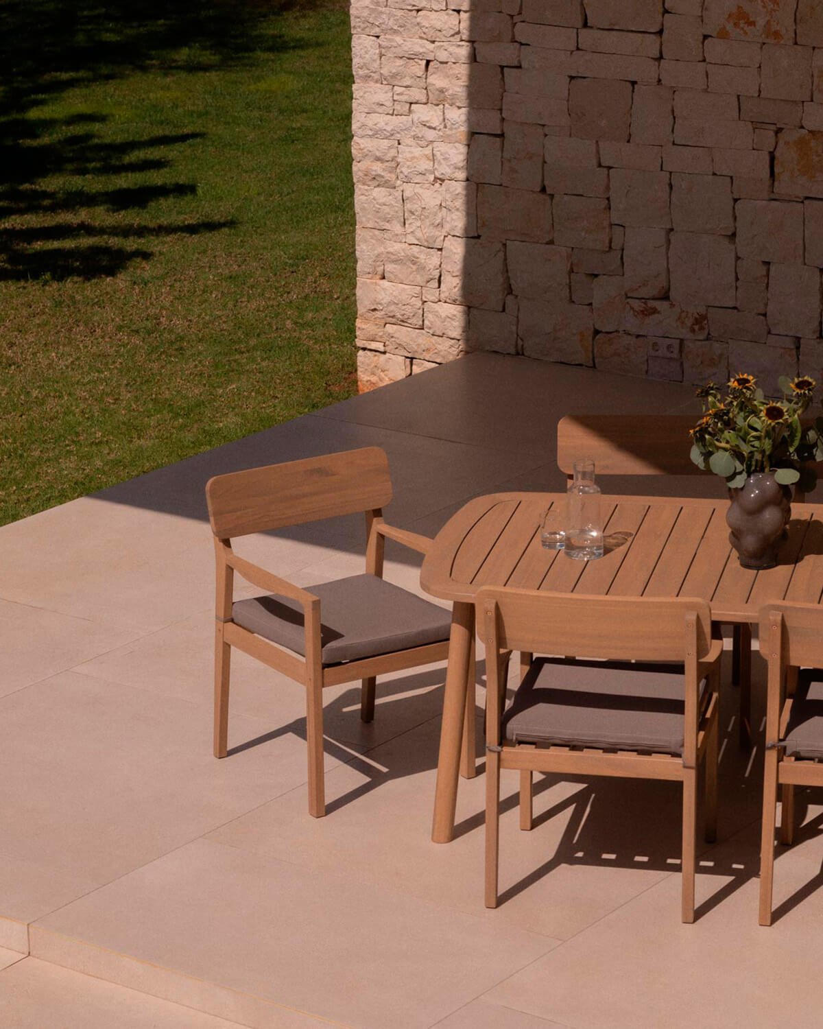 Pack da 4 Sedie da Esterno in Legno di Acacia con Braccioli Marla, immagine della galleria 2