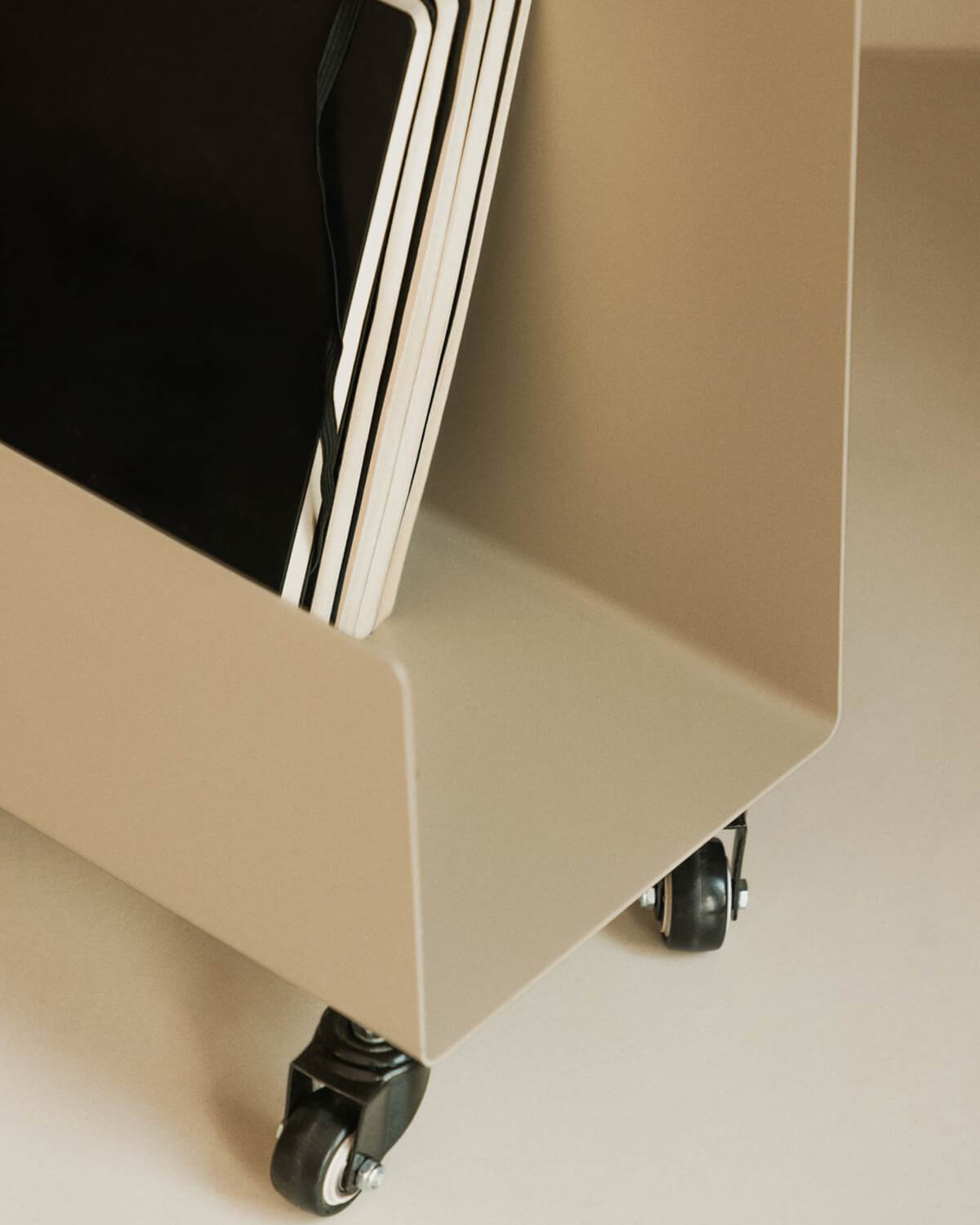 Carrello Ausiliario Izan con Ripiano in Metallo, immagine della galleria 3