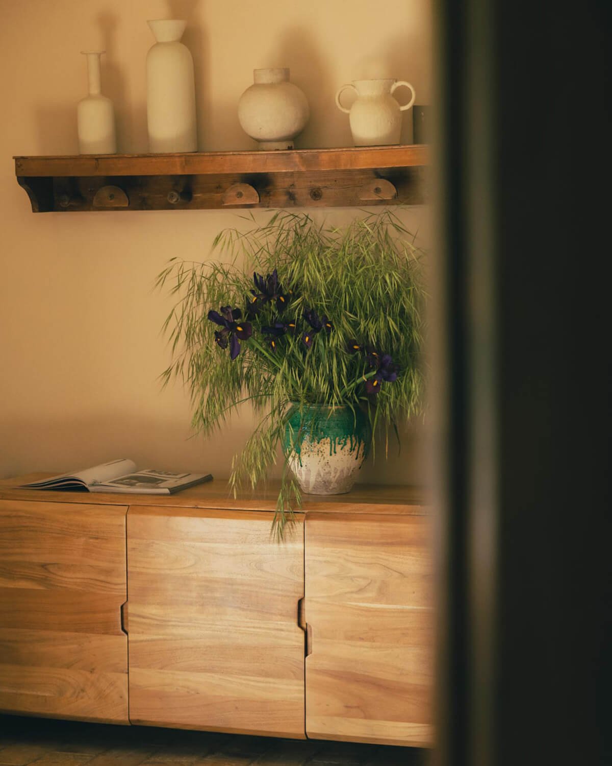 Credenza Bassa a 3 Ante in Legno di Acacia Lucil, immagine della galleria 3