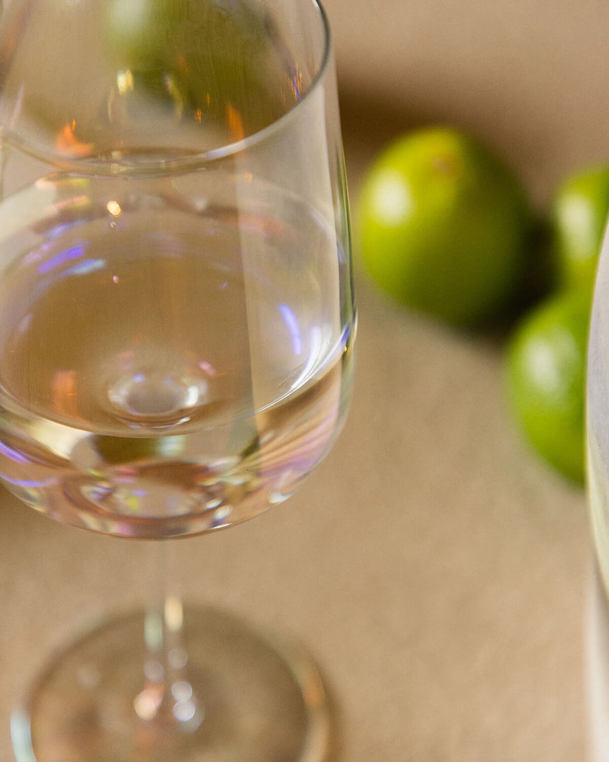 Pack da 4 Bicchieri da Vino Bianco in Vetro Iridescente Odin, immagine della galleria 3