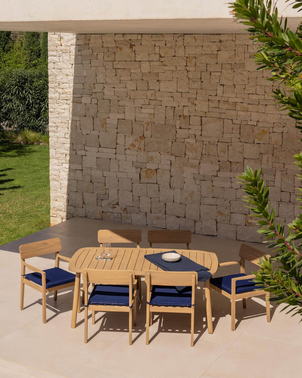 Set con tavolo rettangolare 180x100 cm e 6 sedie da esterno con braccioli in legno di acacia Mirla, immagine della galleria 2