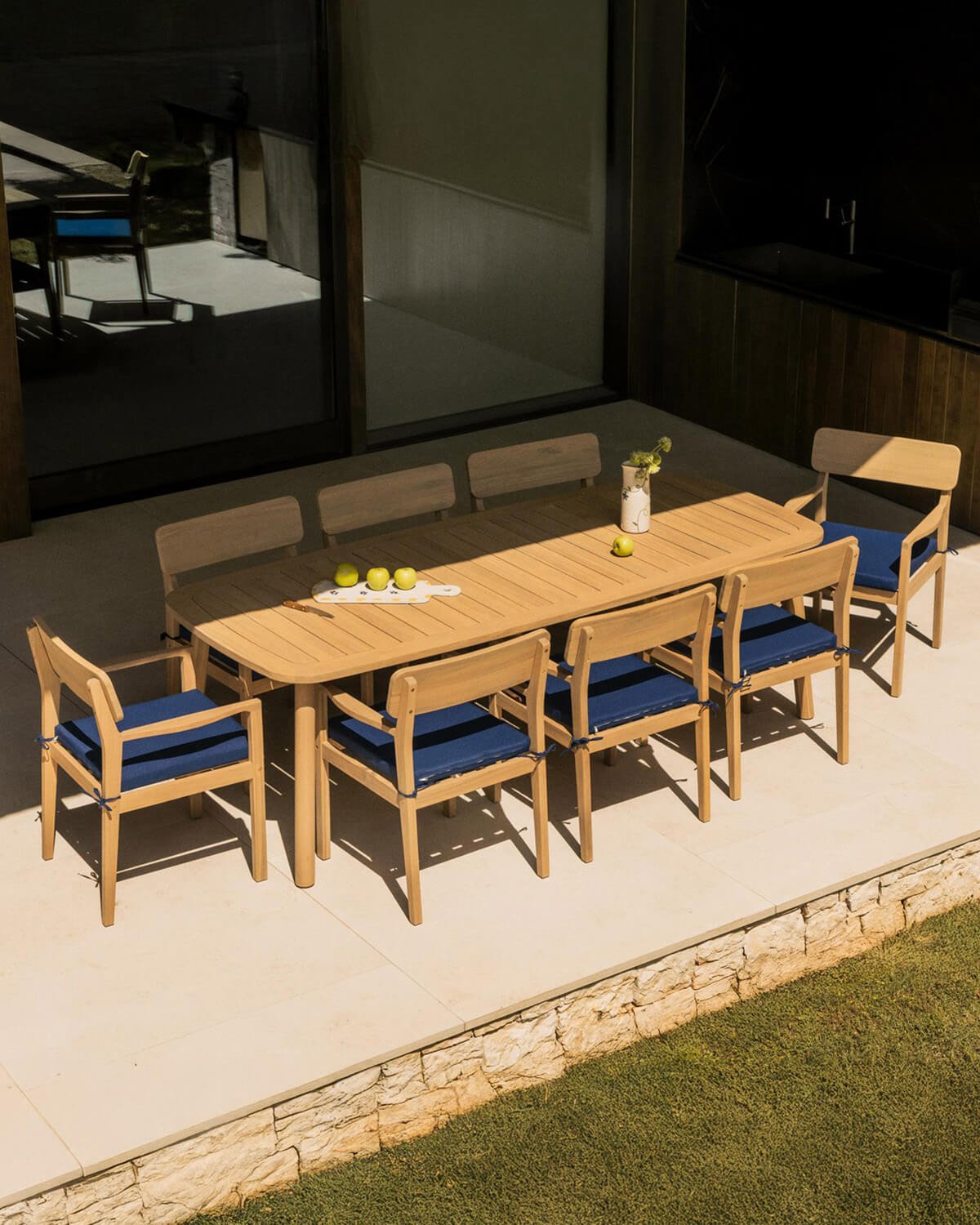 Set di Tavolo Rettangolare (240x100 cm) e 8 Poltrone con Braccioli in Legno d'Acacia da Esterno Marla, immagine della galleria 2