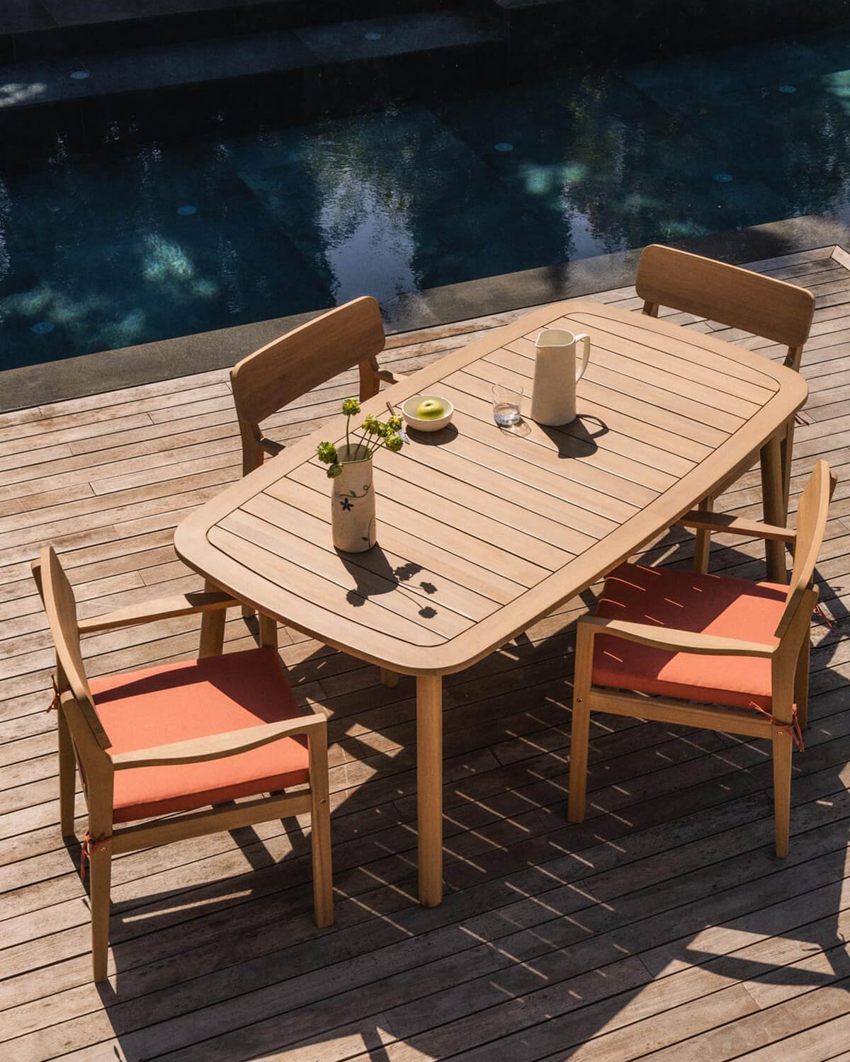 Set Tavolo Rettangolare (180x100 cm) in Legno di Acacia e 4 Sedie con Braccioli da Esterno Marla, immagine della galleria 2