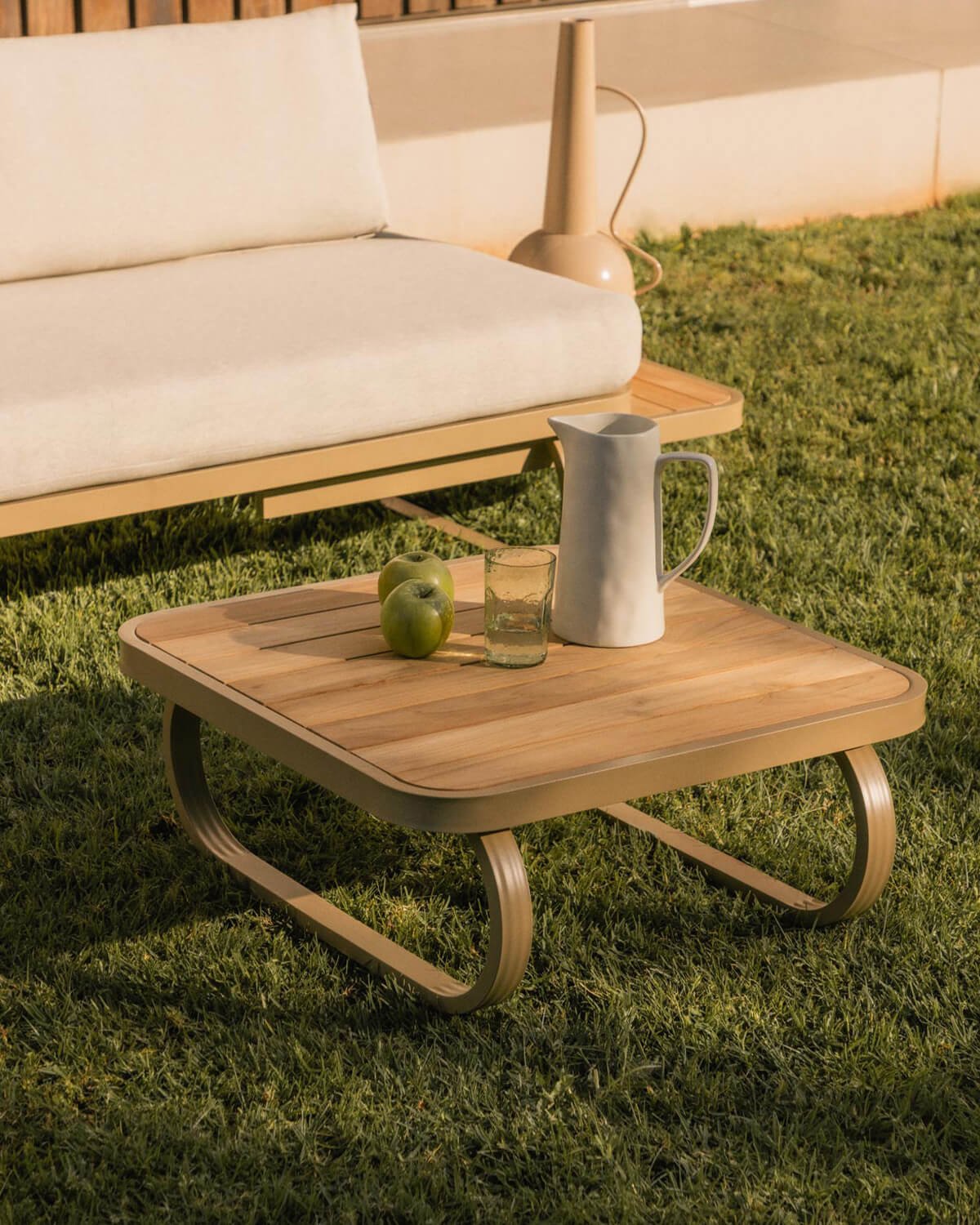 Set da Giardino con 2 Divani a Due Posti e Tavolino in Legno di Teak e Metallo Emilia, immagine della galleria 3