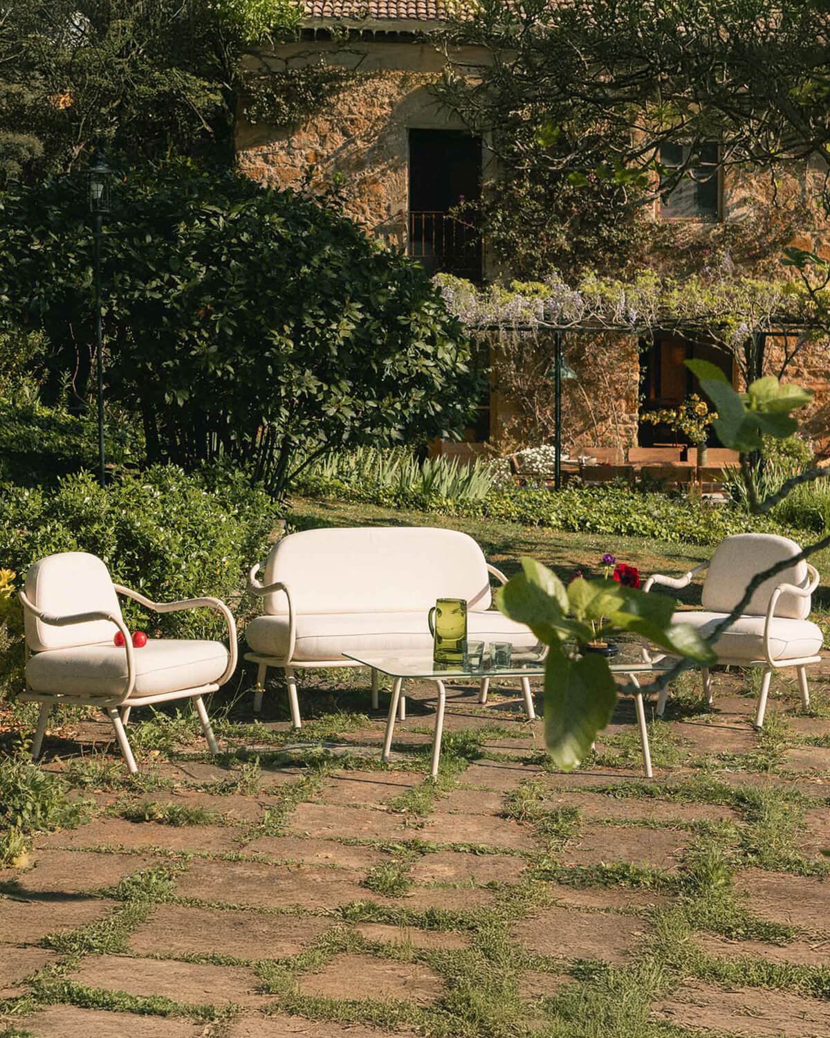 Set da Giardino con Divano a 2 Posti, 1 Poltrona e Tavolino da Caffè in Vetro Temperato e Metallo Xoan, immagine della galleria 2