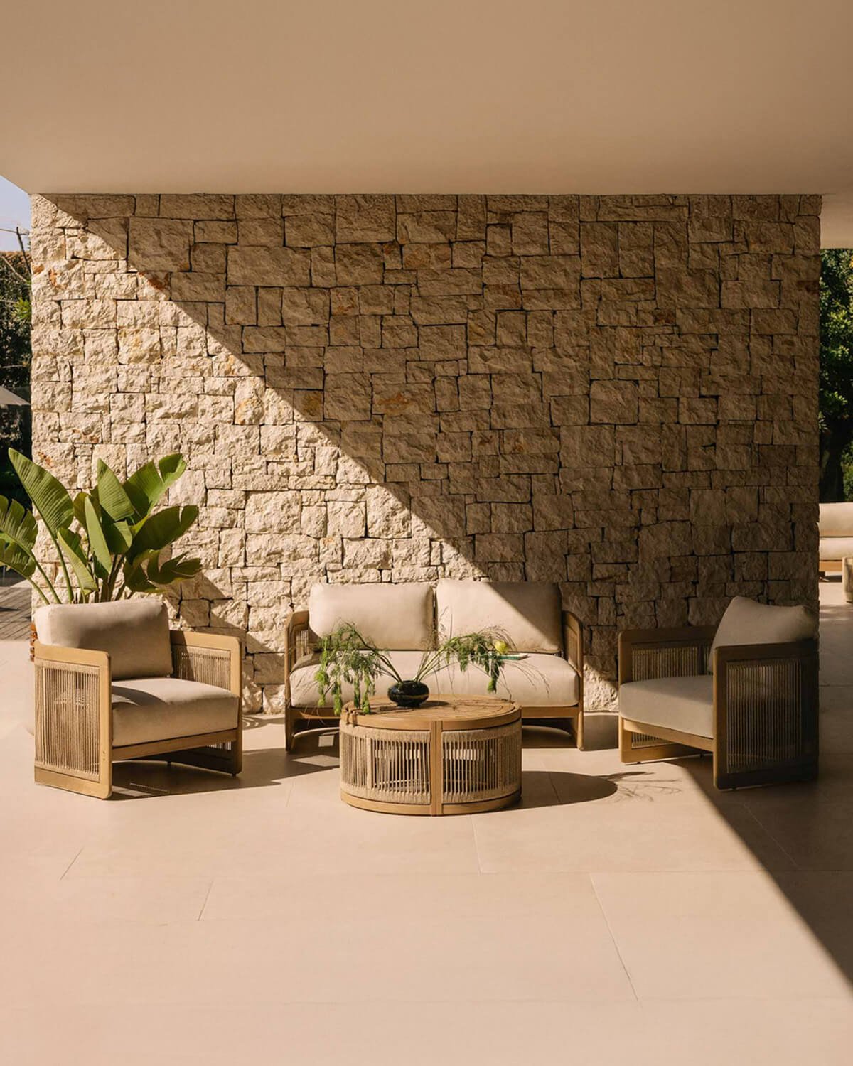 Set da Giardino con Divano a 2 Posti, 2 Poltrone e Tavolino in Legno di Acacia e Corda Mares, immagine della galleria 2