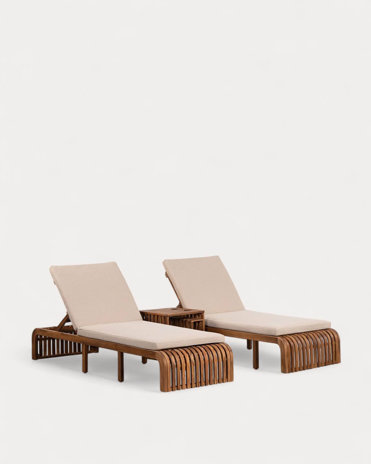 Set di 2 Lettini Prendisole e Tavolino in Legno di Acacia (45x45 cm) Hazan