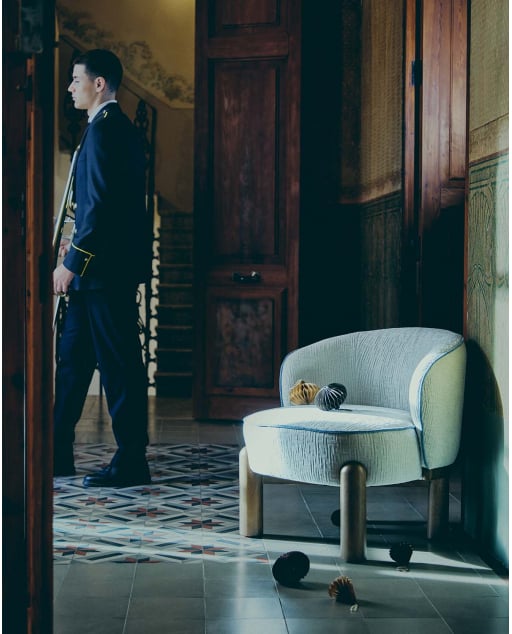 Poltrona in Tessuto e Legno Louis