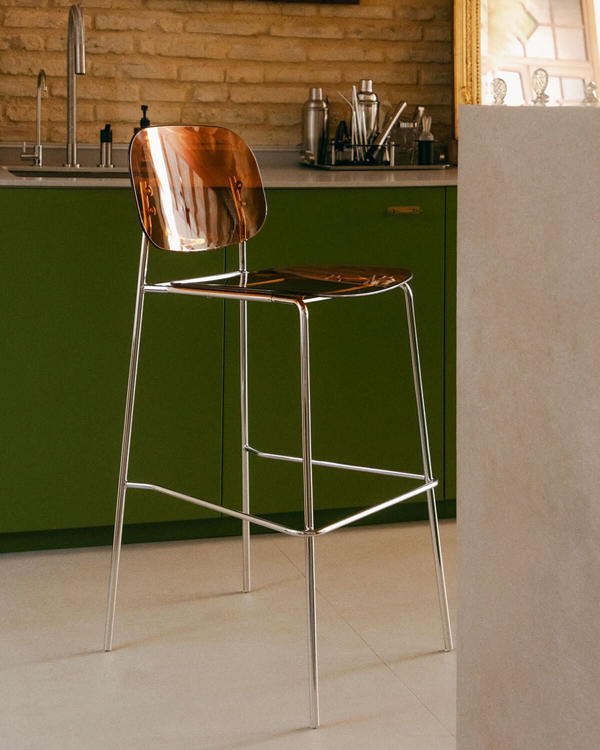 Sgabello alto in polietilene e metallo (75 cm) a forma di pigna, immagine della galleria 2