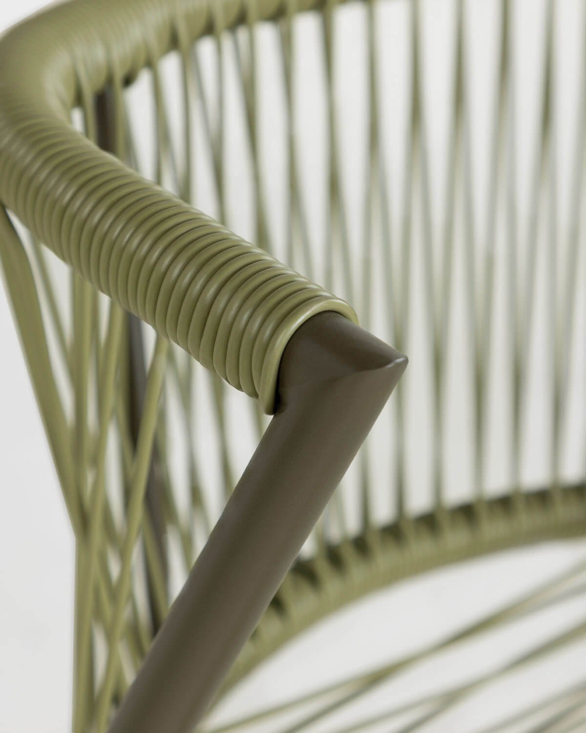 Tavolo Ovale (105x55 cm) e 2 Sedie Impilabili in Metallo e Rattan Sintetico per uso Esterno Paolo, immagine della galleria 6