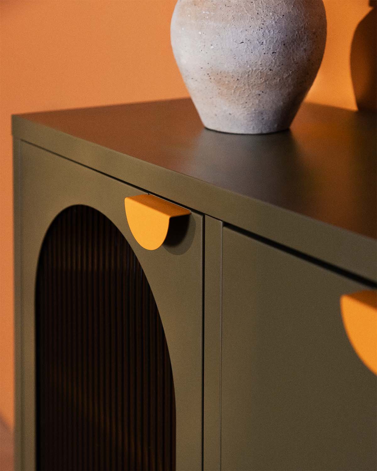 Credenza Bassa con 2 Ante e 3 Cassetti Acciaio Laminato e Vetro Andrius, immagine della galleria 3