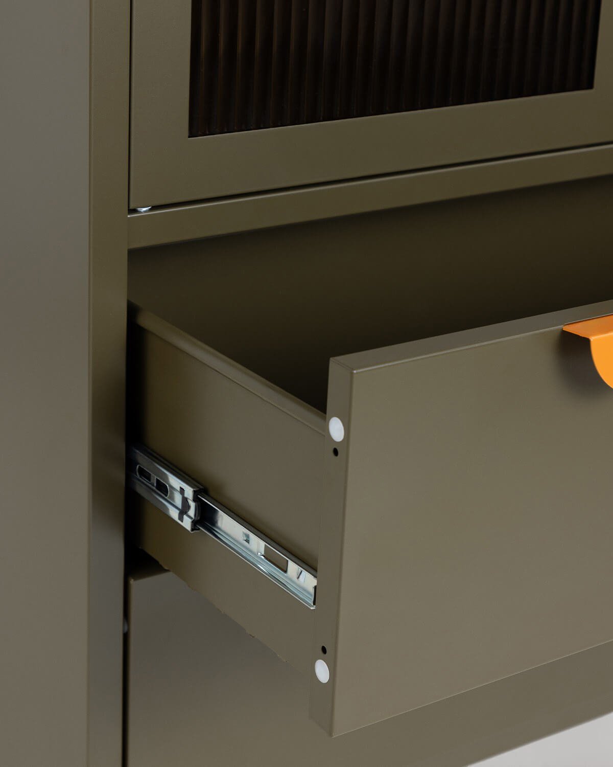 Credenza Alta con 2 Ante e 2 Cassetti in Acciaio Laminato e Vetro Andrius, immagine della galleria 11