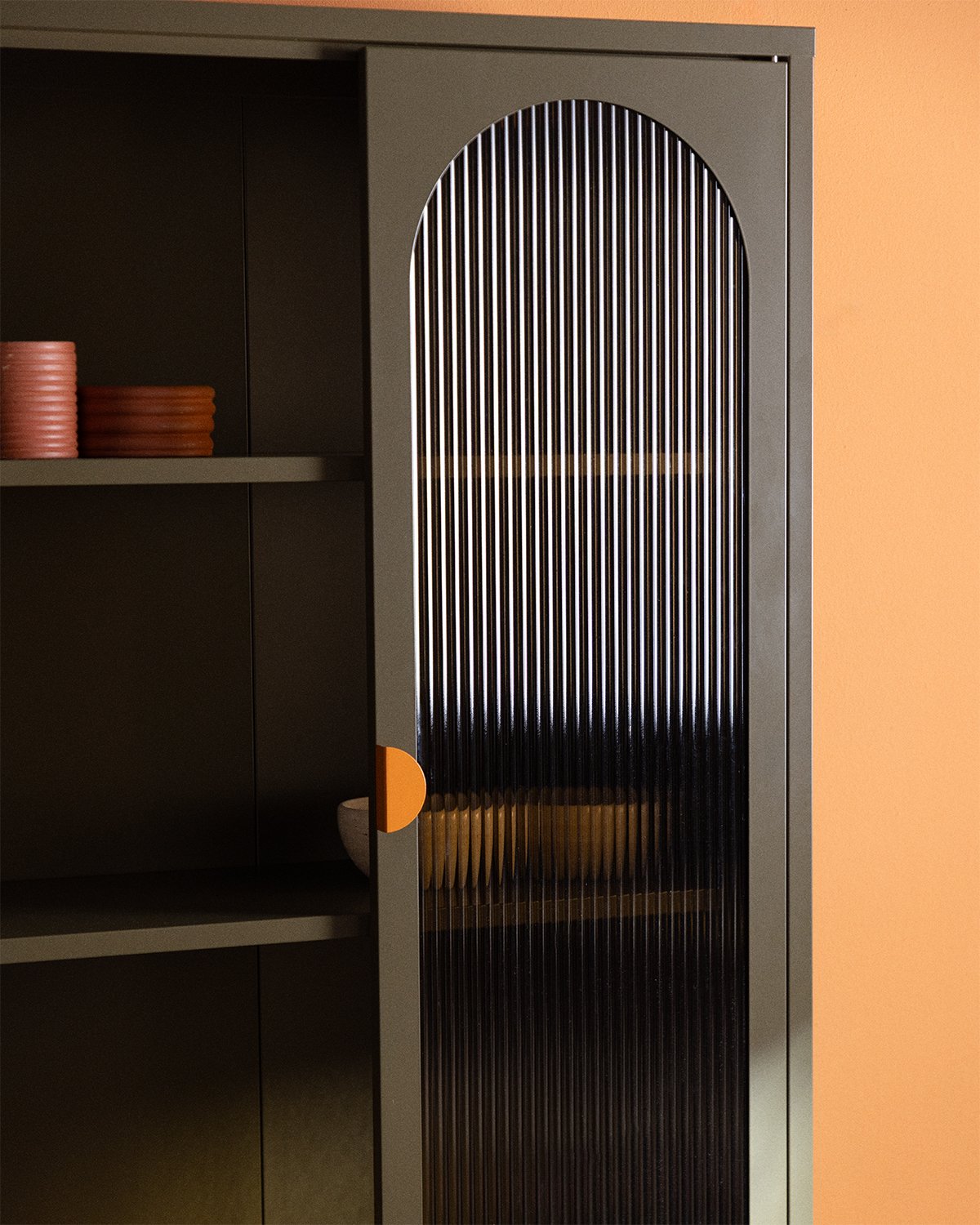 Credenza Alta con 2 Ante e 2 Cassetti in Acciaio Laminato e Vetro Andrius, immagine della galleria 6