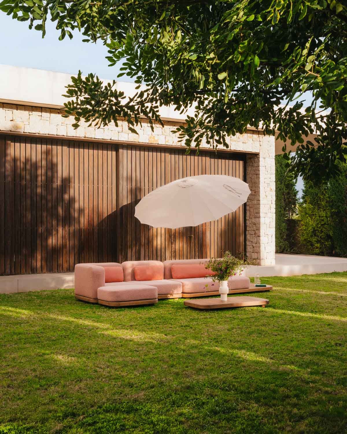 Set da Giardino con Modulo Divano, Divano Centrale, Divano Angolare, Pouf e Tavolino in Legno di Acacia e Tessuto Redik, immagine della galleria 2