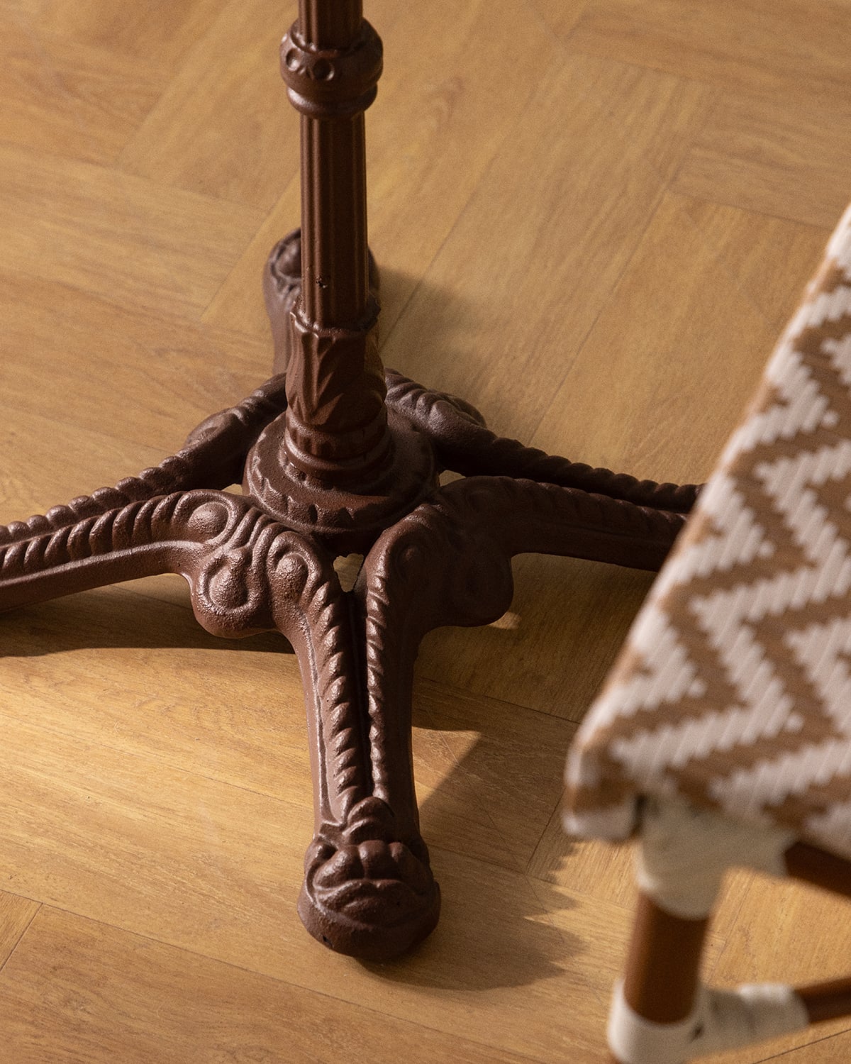 Set da Pranzo con Tavolo Rotondo (Ø60 cm) e 2 Sedie in Metallo e Rattan sintetico Yona Bistro, immagine della galleria 10