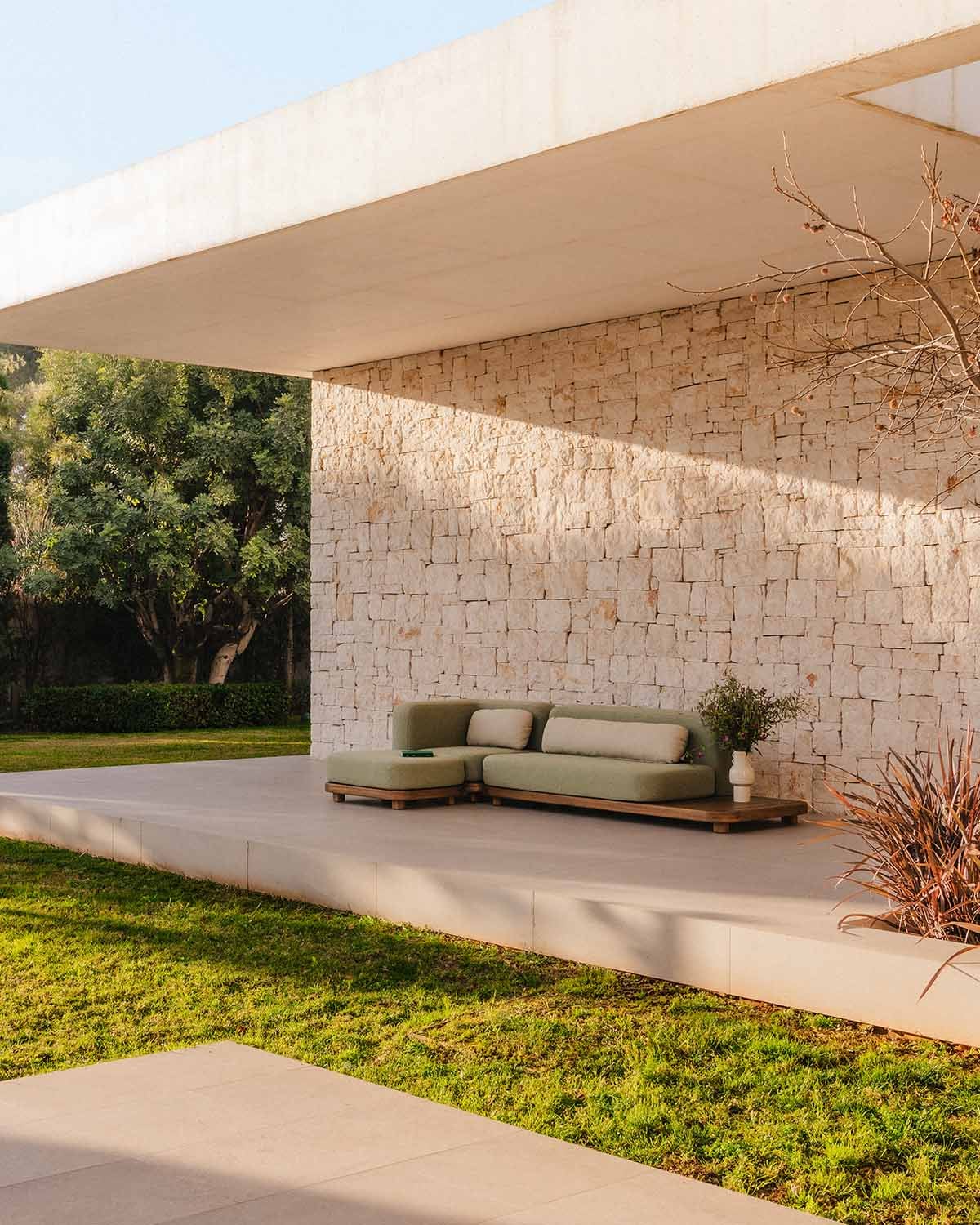 Set di Divani da Giardino Modulari da 2 Pezzi Modulo Divano e Modulo Angolare con Pouf in Legno di Acacia e Tessuto Redik, immagine della galleria 2