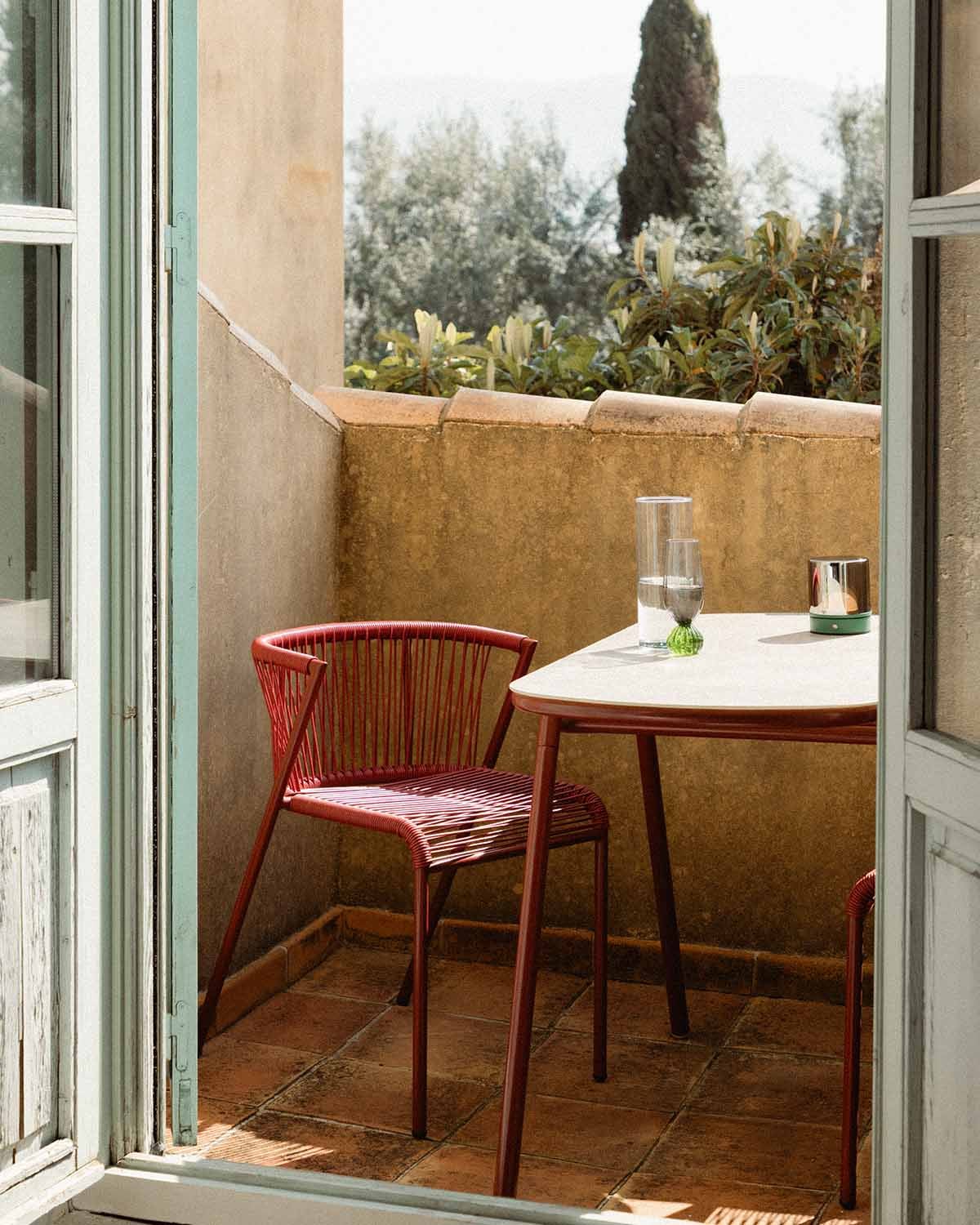 Tavolo Ovale (105x55 cm) e 2 Sedie Impilabili in Metallo e Rattan Sintetico per uso Esterno Paolo, immagine della galleria 3