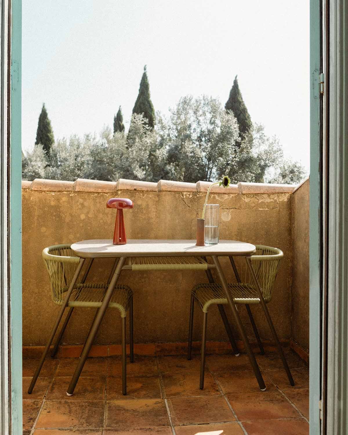 Tavolo Ovale (105x55 cm) e 2 Sedie Impilabili in Metallo e Rattan Sintetico per uso Esterno Paolo, immagine della galleria 2