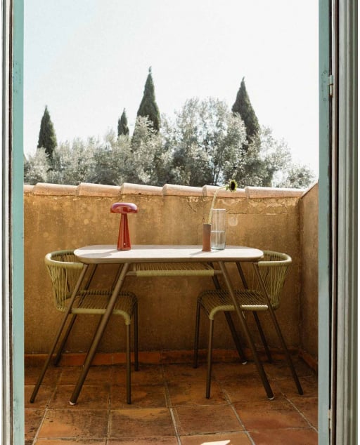 Tavolo Ovale (105x55 cm) e 2 Sedie Impilabili in Metallo e Rattan Sintetico per uso Esterno Paolo