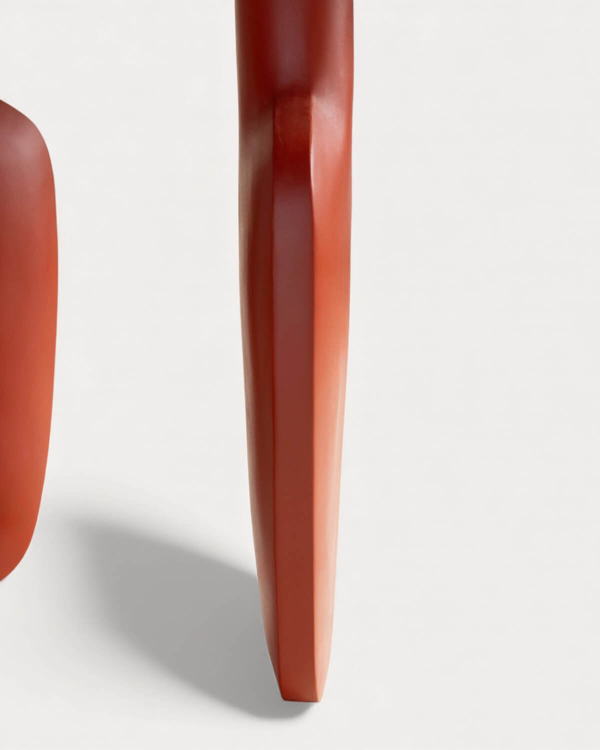 Set Tavolo Rotondo in Cemento Ylena (Ø120 cm) e 4 Sedie da Esterno con Braccioli in Metallo e Corda Murna, immagine della galleria 9